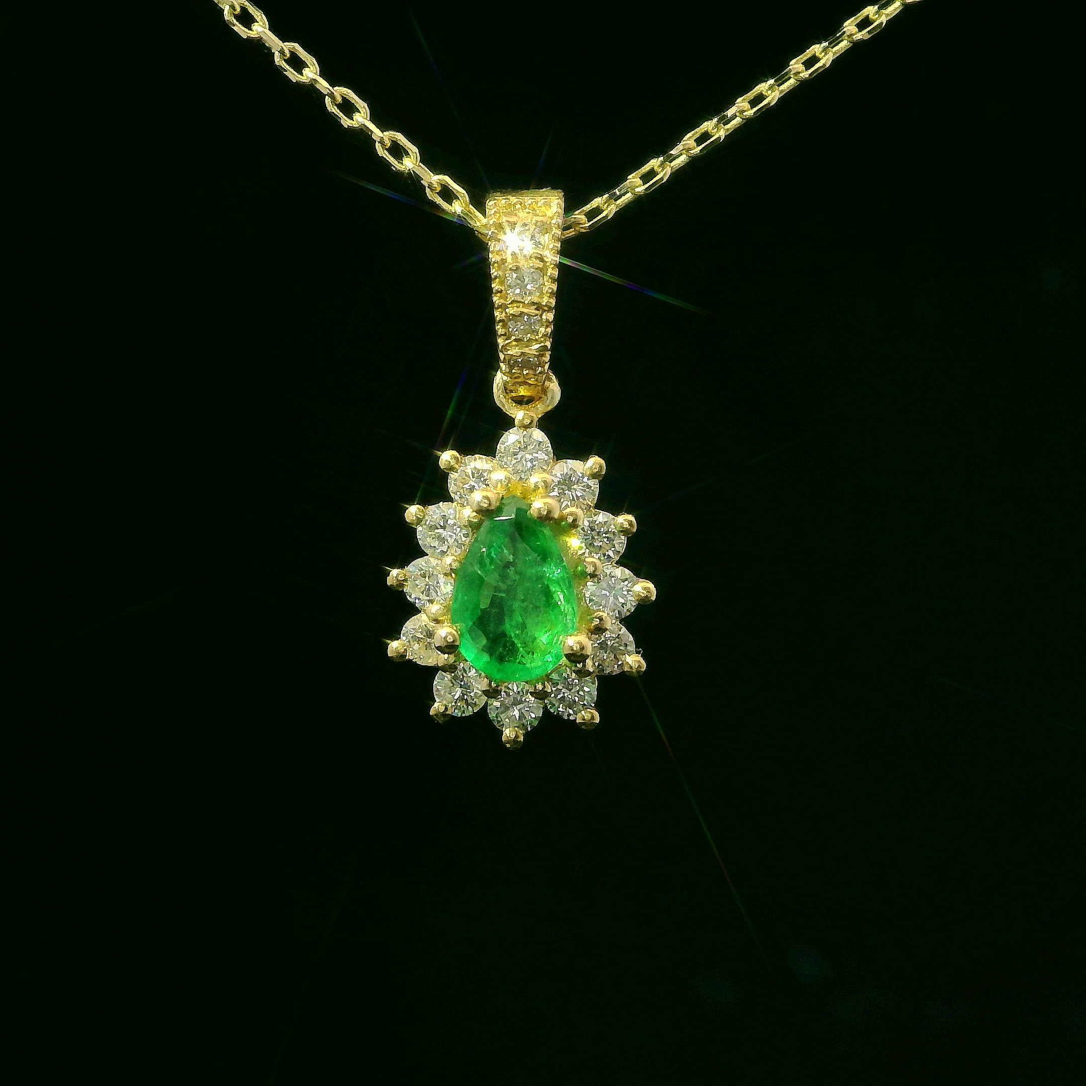 COLLAR DE ORO CON ESMERALDA Y DIAMANTES