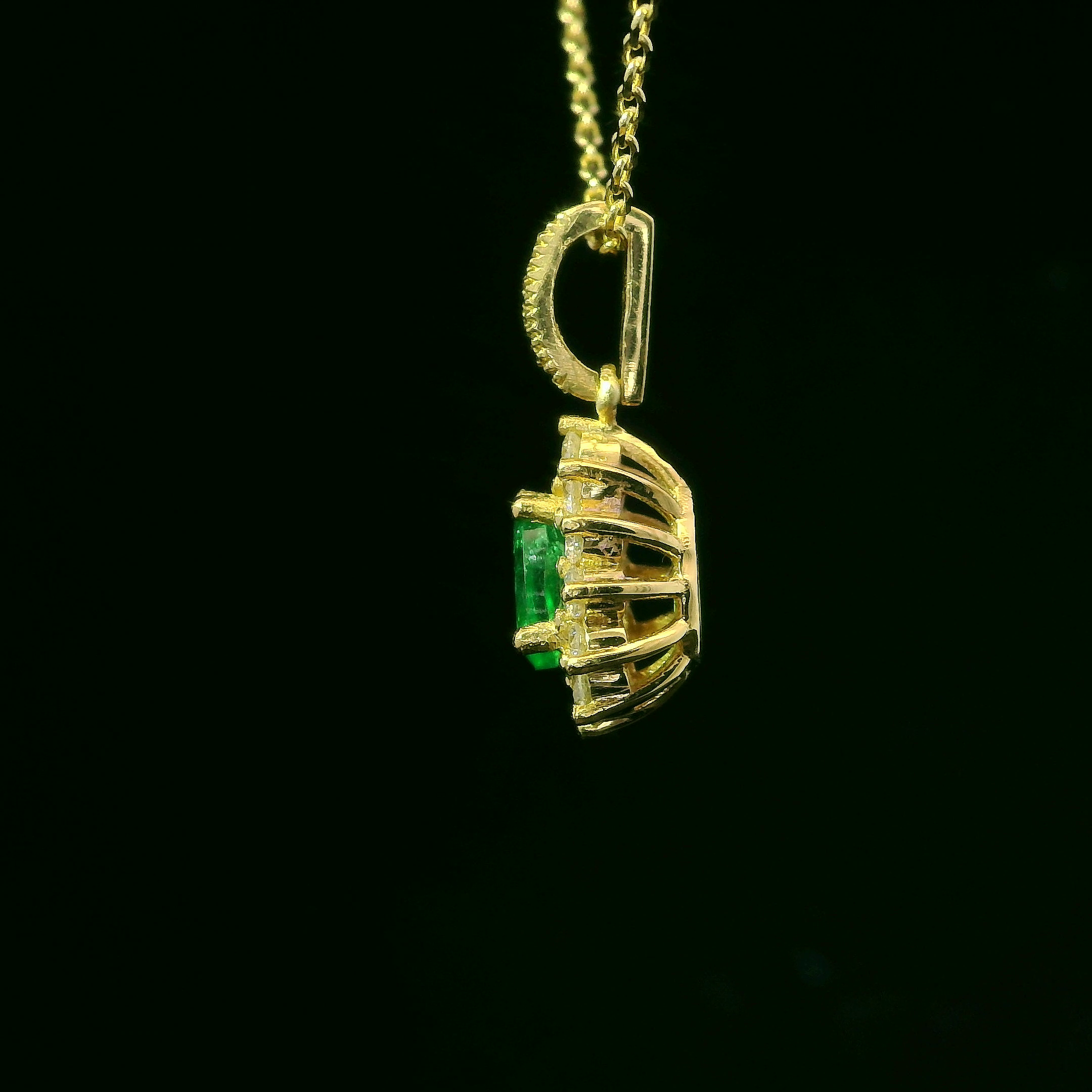 COLLAR DE ORO CON ESMERALDA Y DIAMANTES