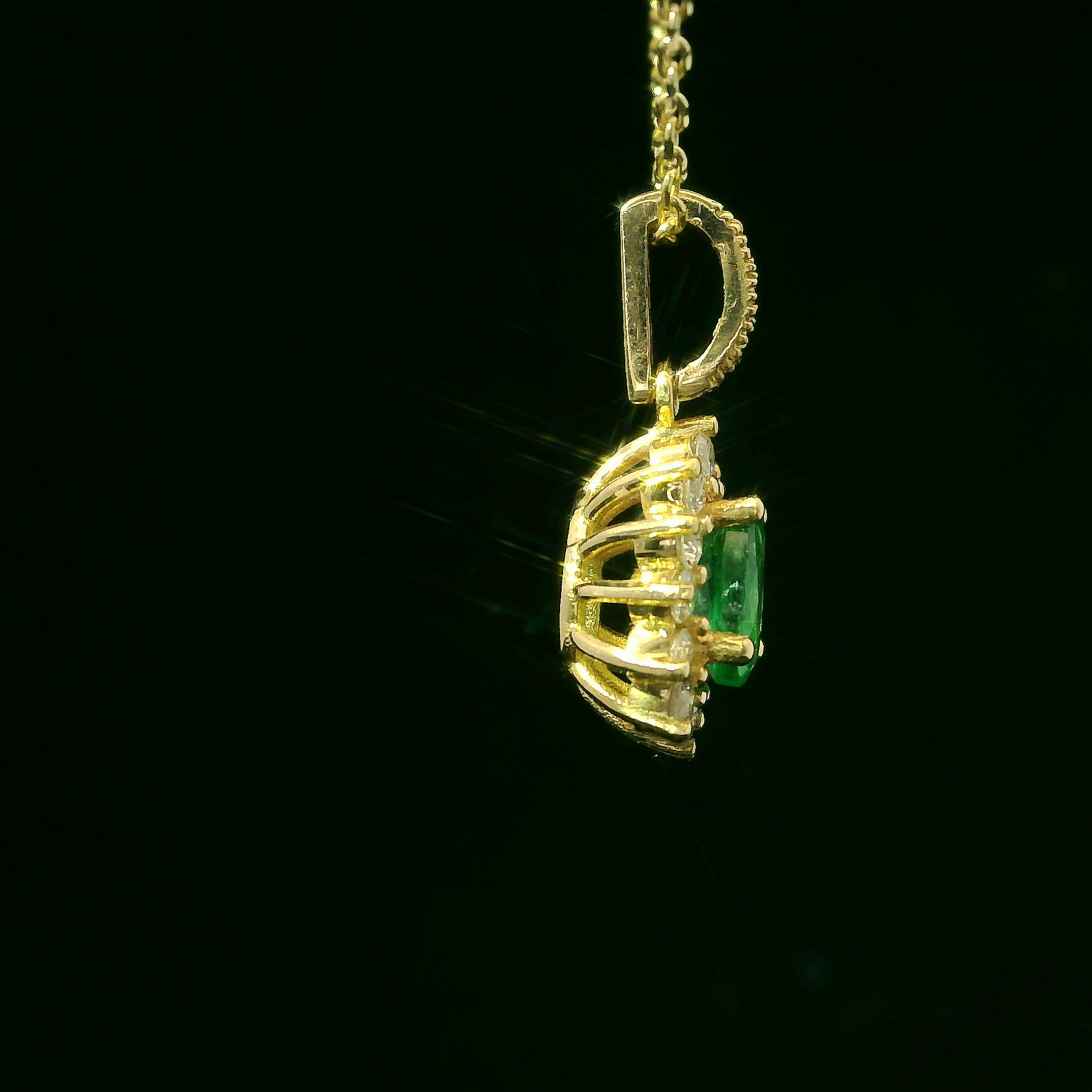 COLLAR DE ORO CON ESMERALDA Y DIAMANTES