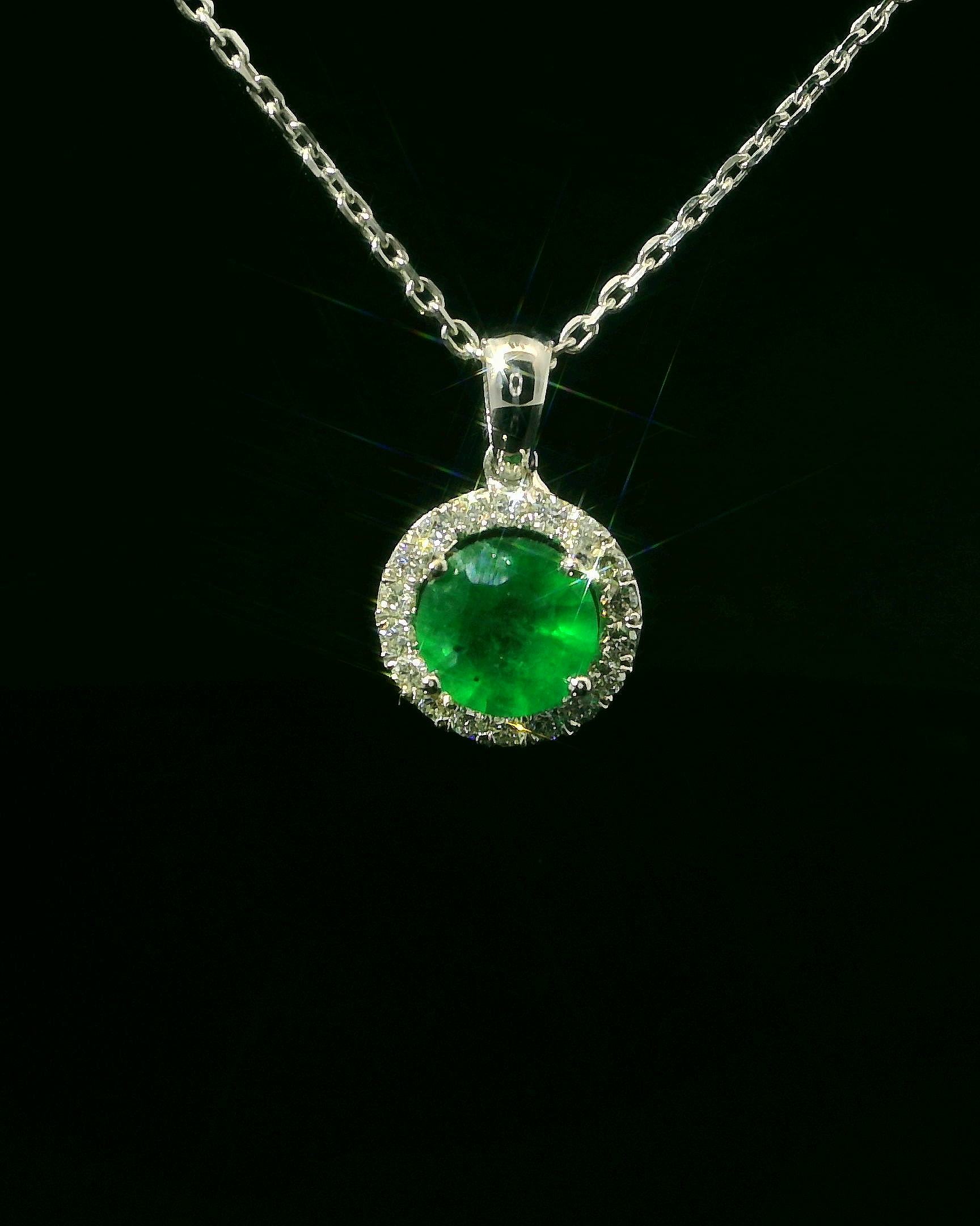 COLLAR DE ORO CON ESMERALDA Y DIAMANTES