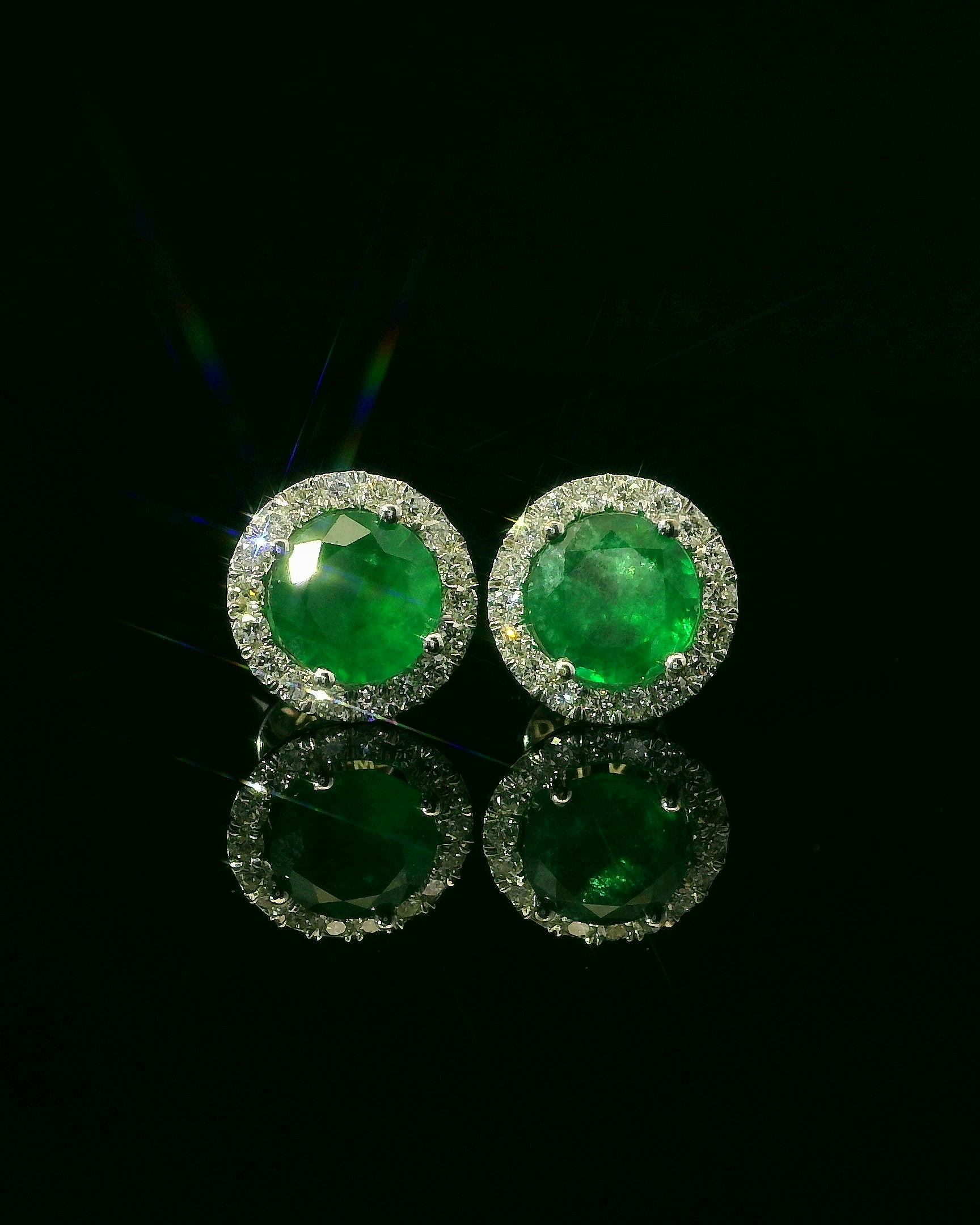 ARETES DE ORO CON ESMERALDA Y DIAMANTES