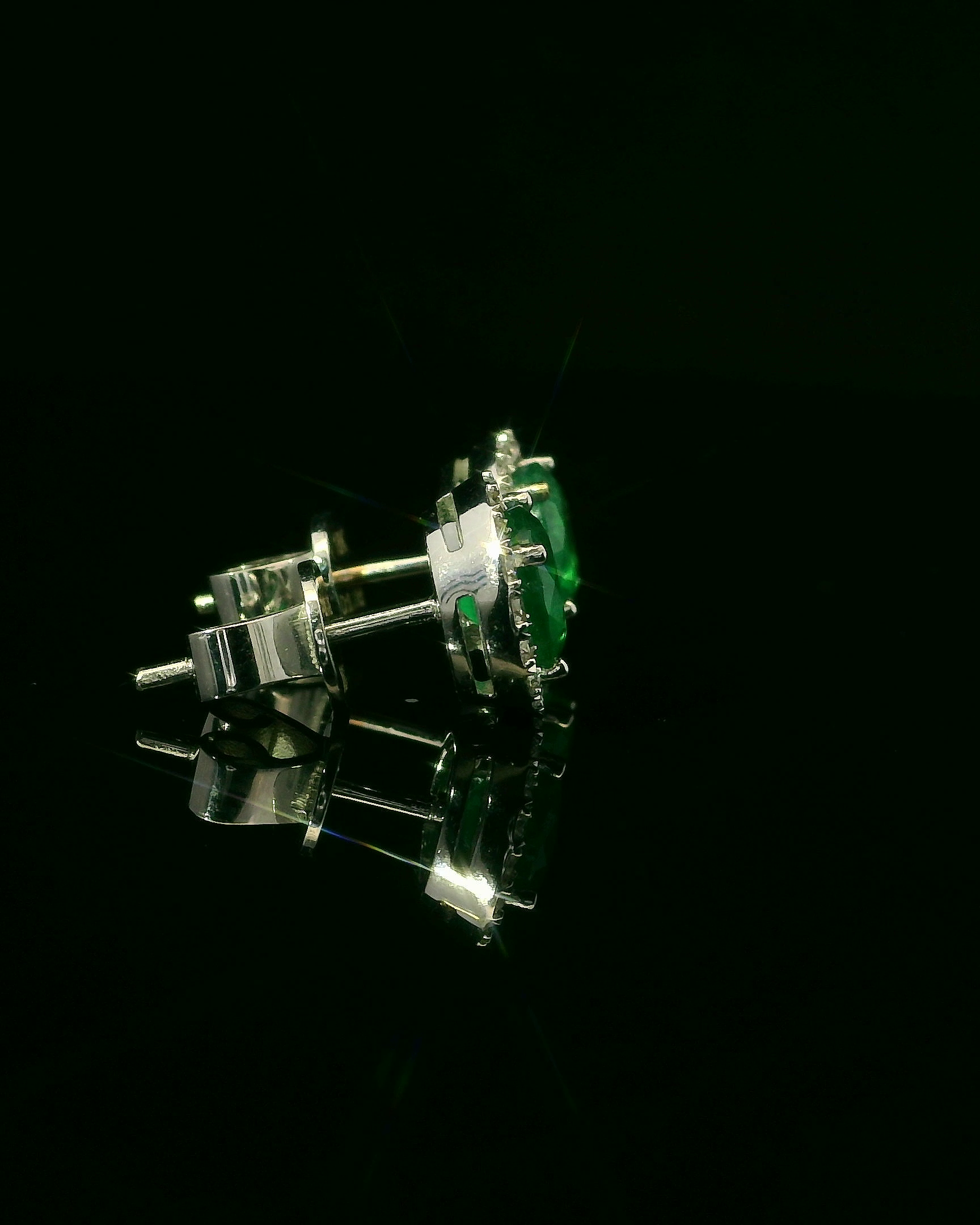 ARETES DE ORO CON ESMERALDA Y DIAMANTES