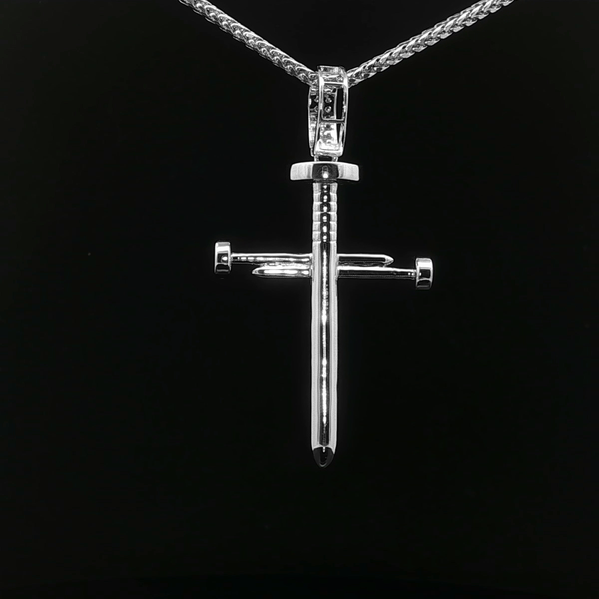 CRUZ DE ORO BLANCO CON DIAMANTES