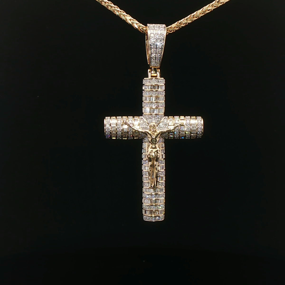 CRUZ DE ORO CON CRISTO Y DIAMANTES