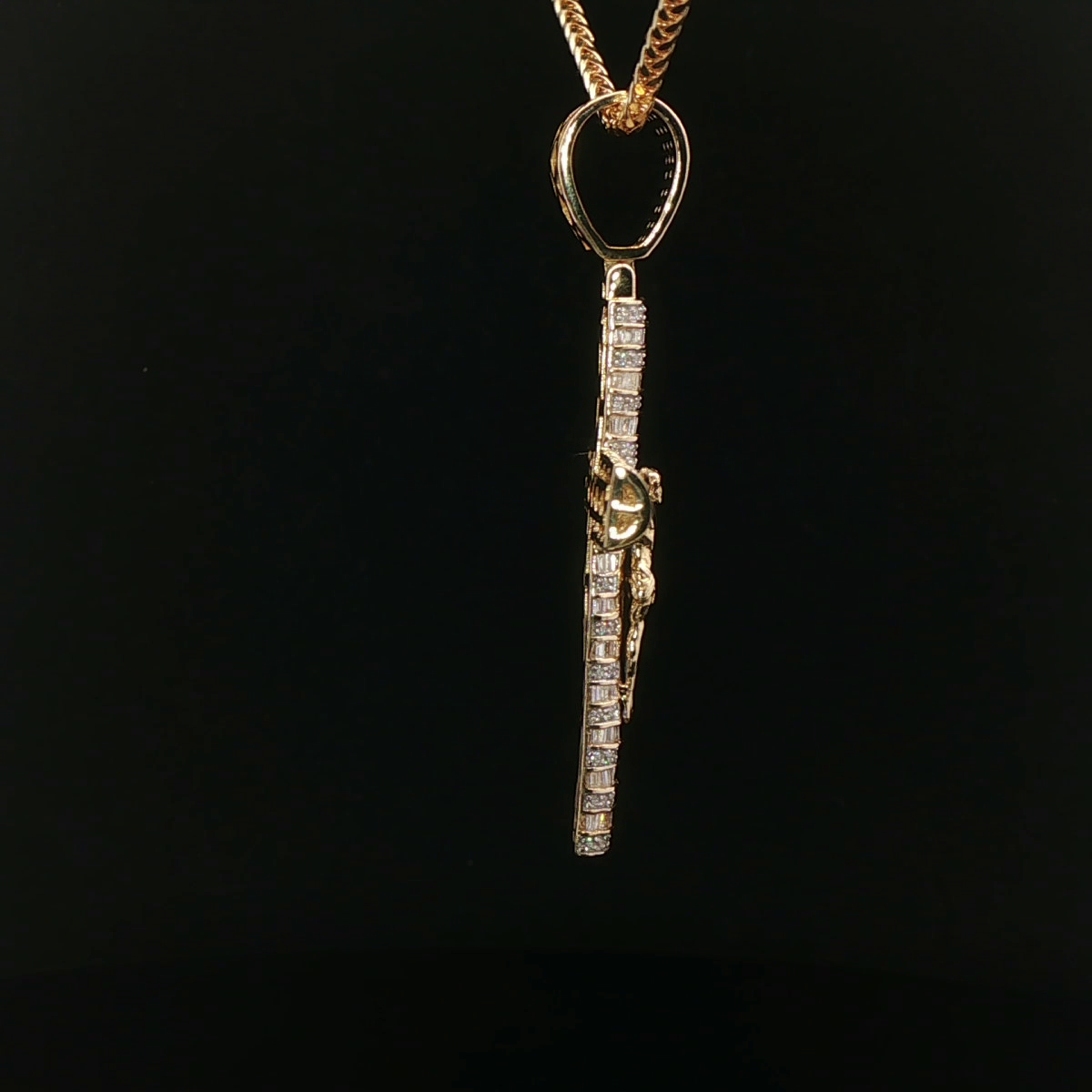 CRUZ DE ORO CON CRISTO Y DIAMANTES