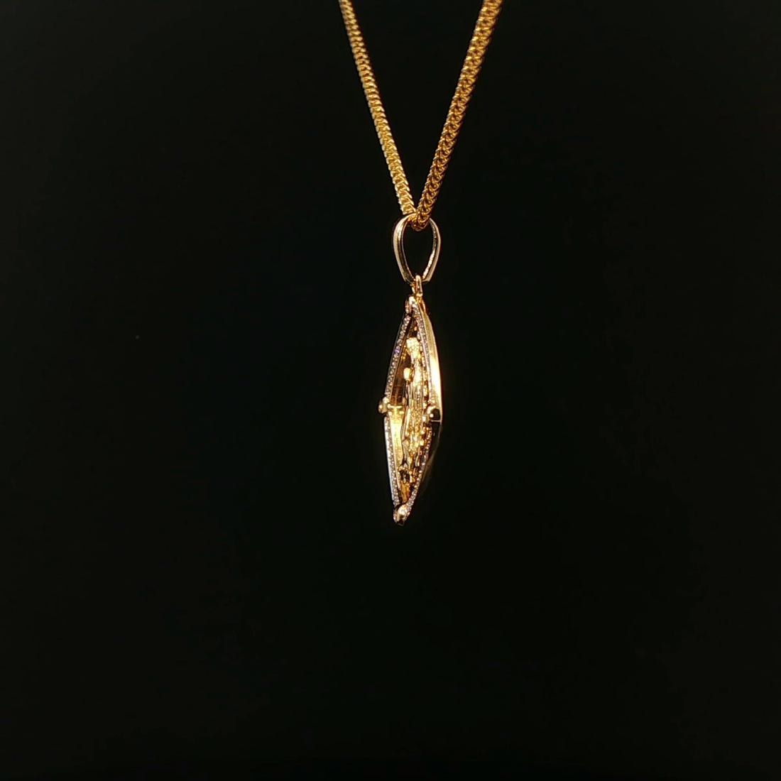 MEDALLA RELIGIOSA DE ORO CON DIAMANTES