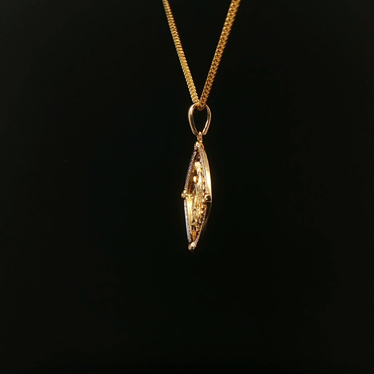 MEDALLA RELIGIOSA DE ORO CON DIAMANTES