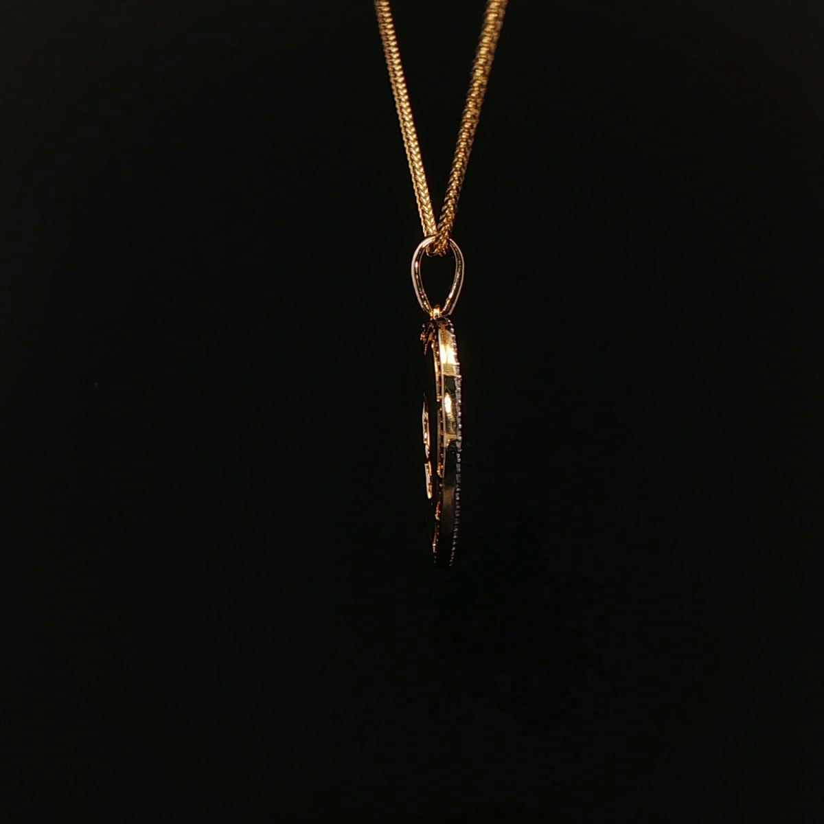 MEDALLA RELIGIOSA DE ORO CON DIAMANTES