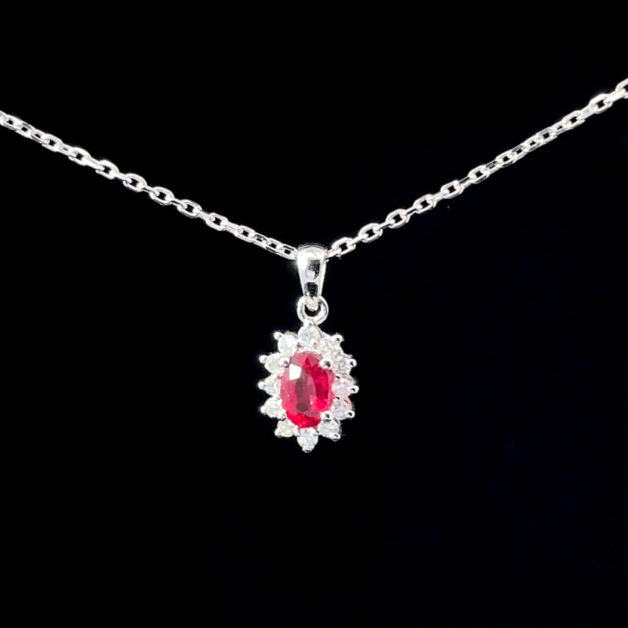 COLLAR DE ORO CON DIAMANTES Y RUBI