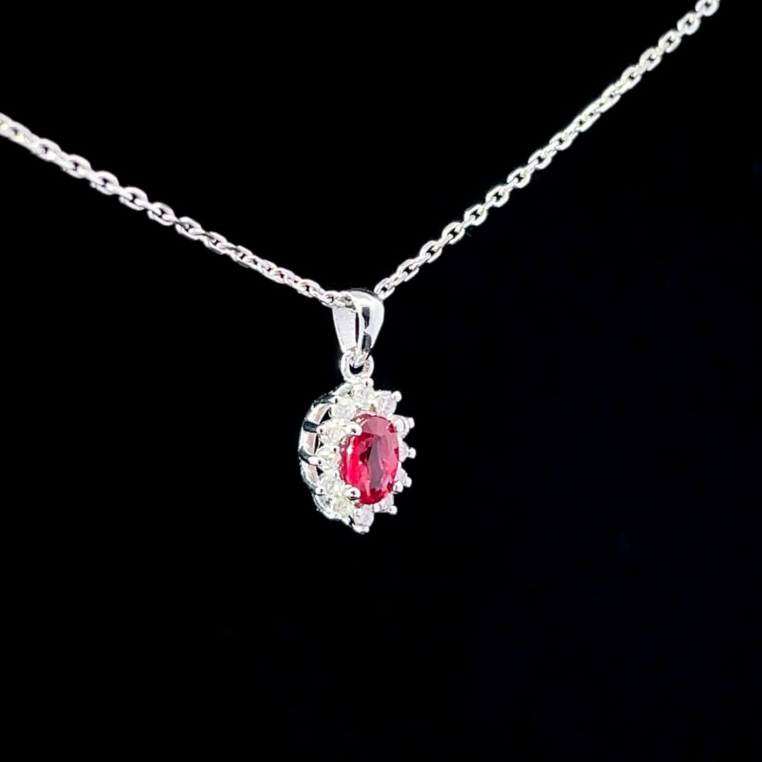 COLLAR DE ORO CON DIAMANTES Y RUBI