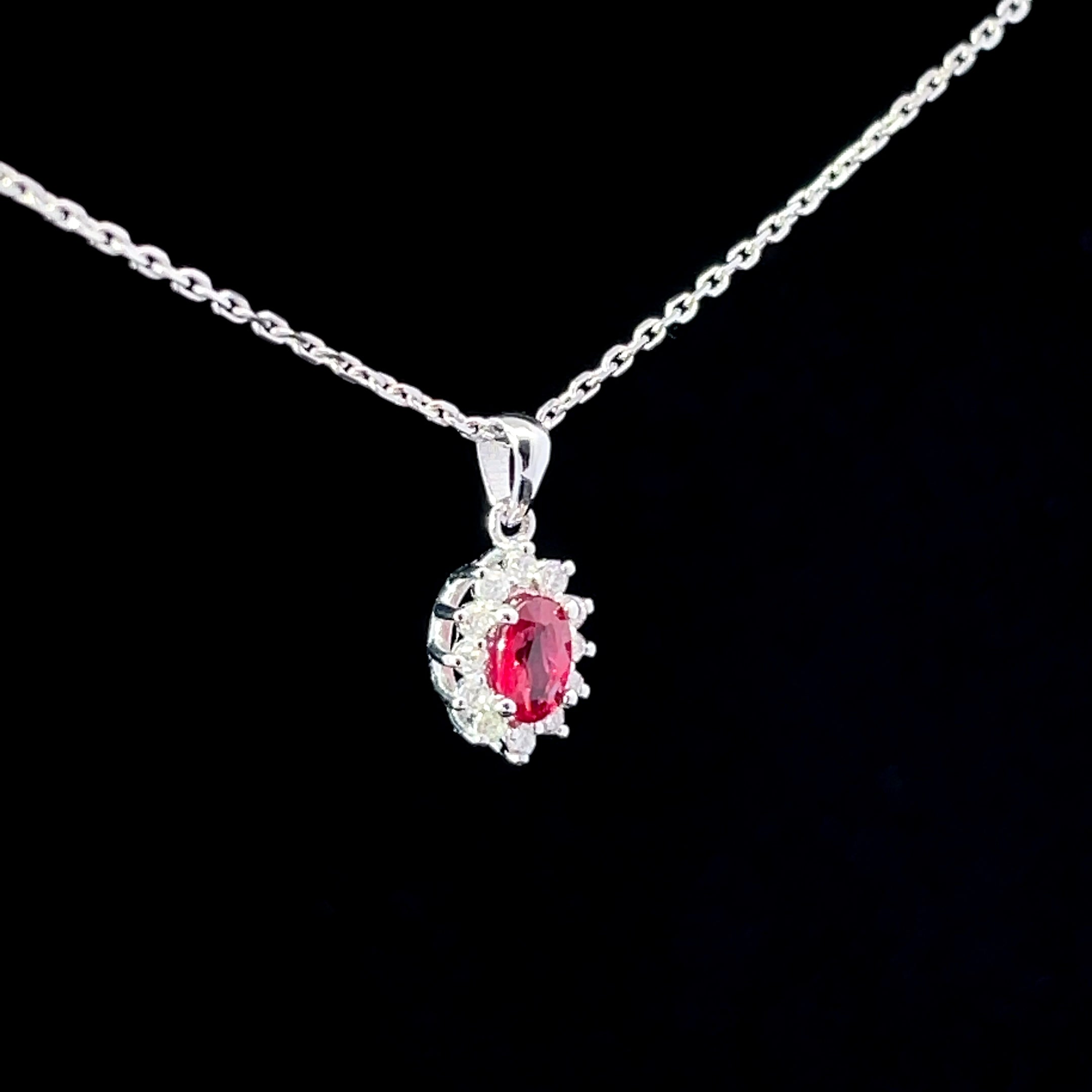 COLLAR DE ORO CON DIAMANTES Y RUBI