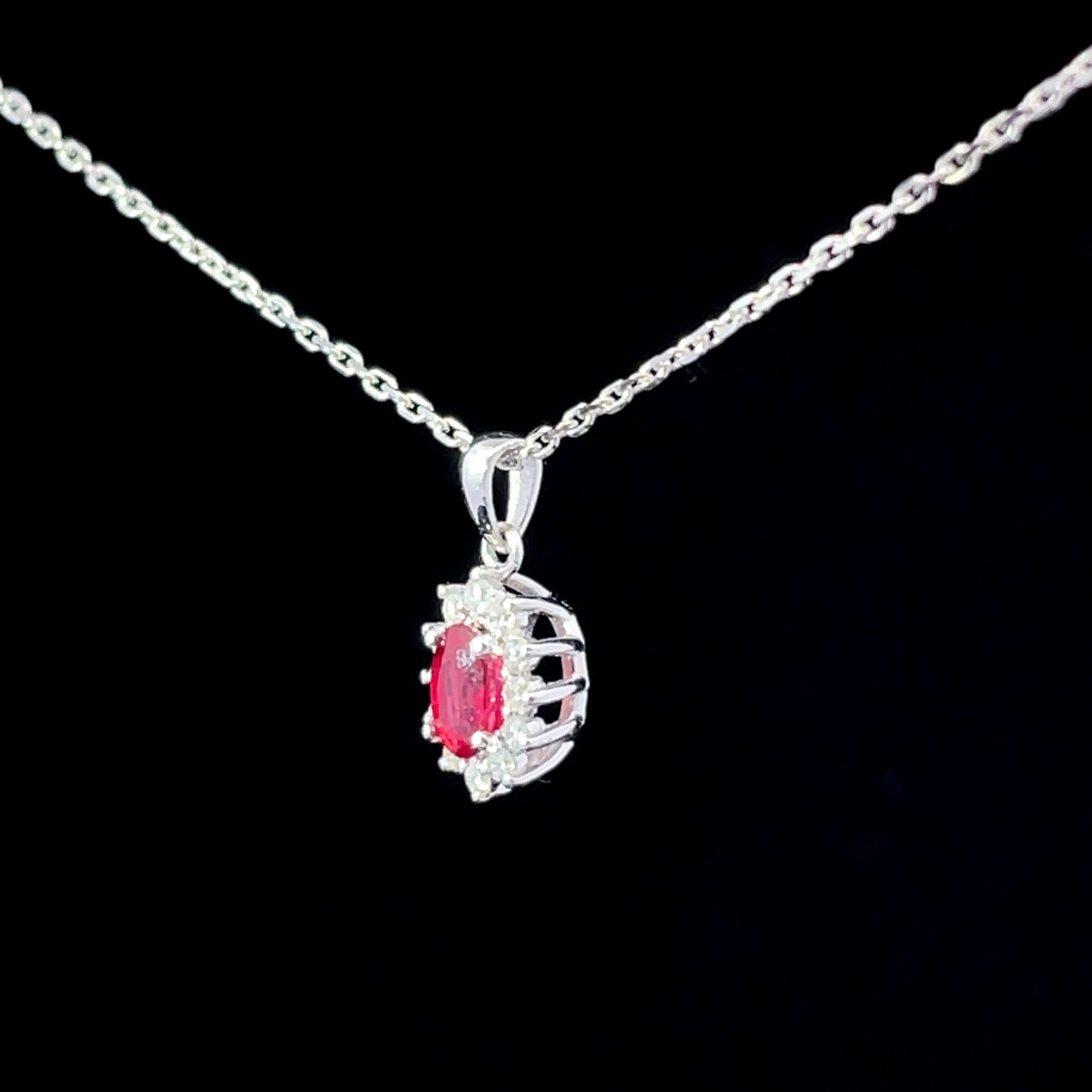 COLLAR DE ORO CON DIAMANTES Y RUBI