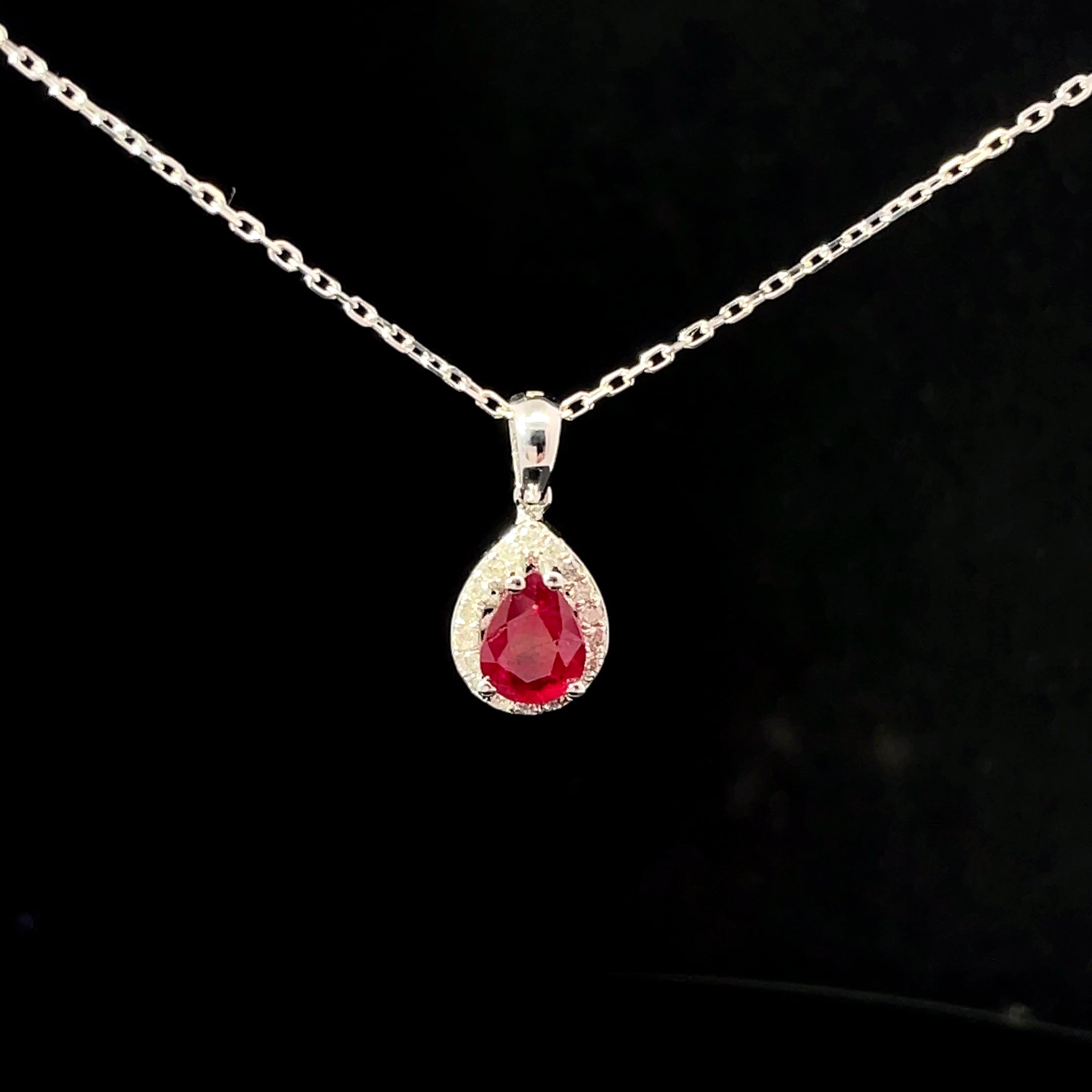 COLLAR DE ORO CON DIAMANTES Y RUBI