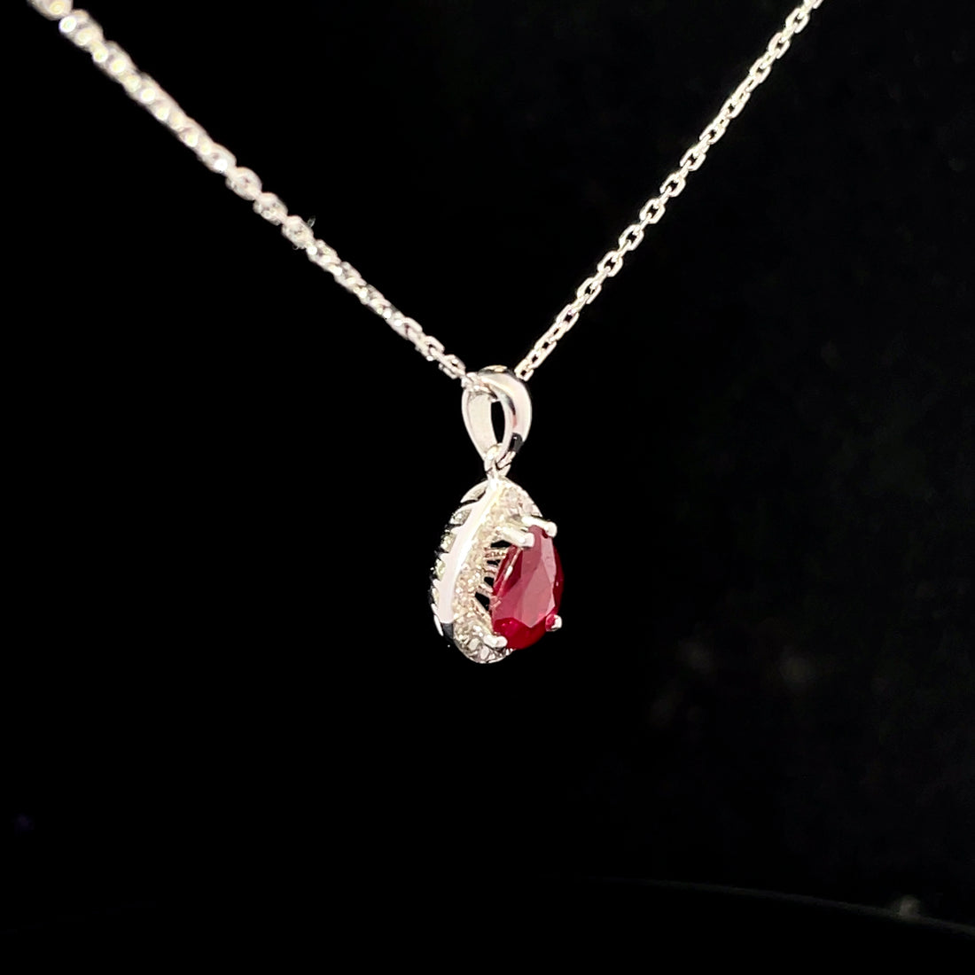 COLLAR DE ORO CON DIAMANTES Y RUBI