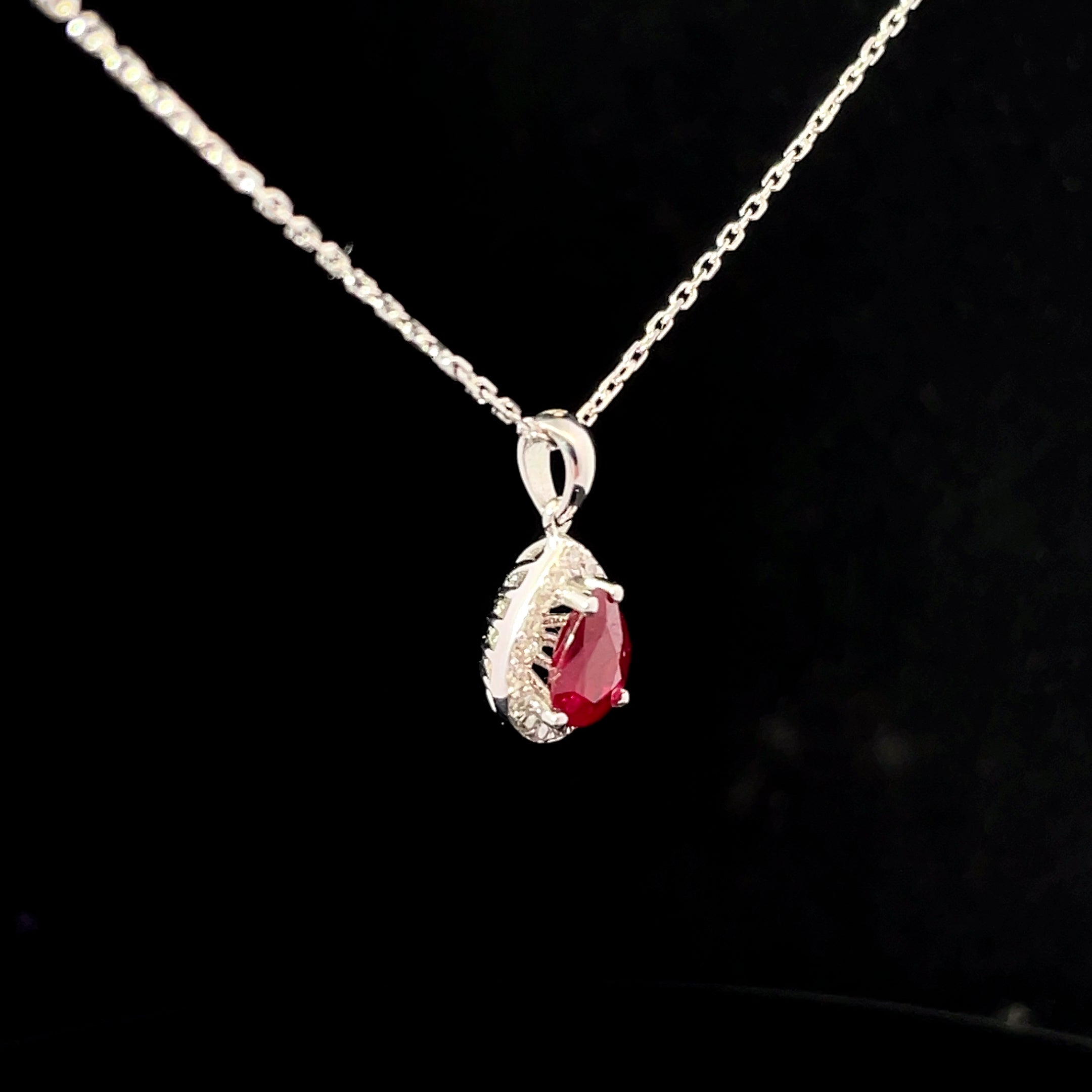 COLLAR DE ORO CON DIAMANTES Y RUBI