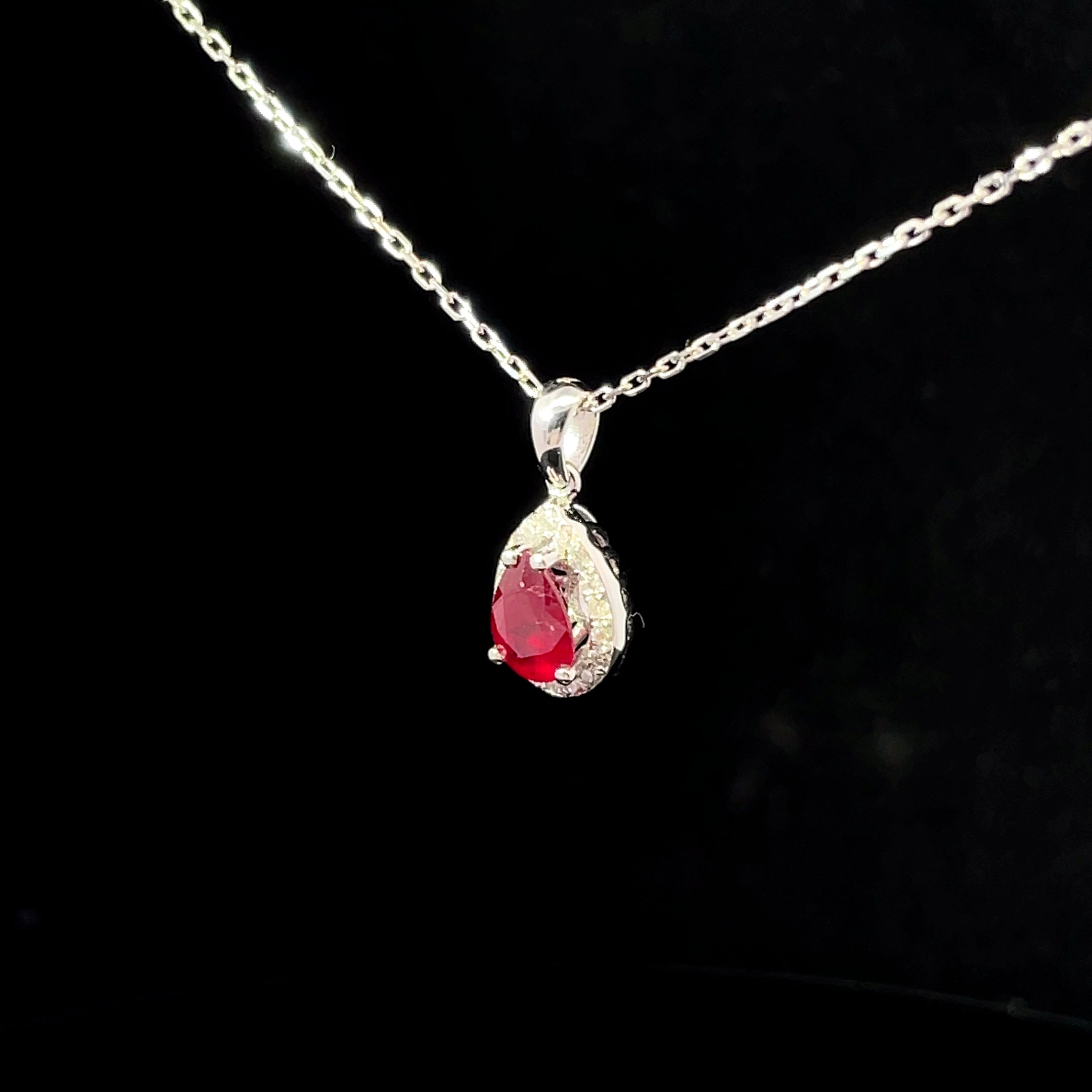 COLLAR DE ORO CON DIAMANTES Y RUBI