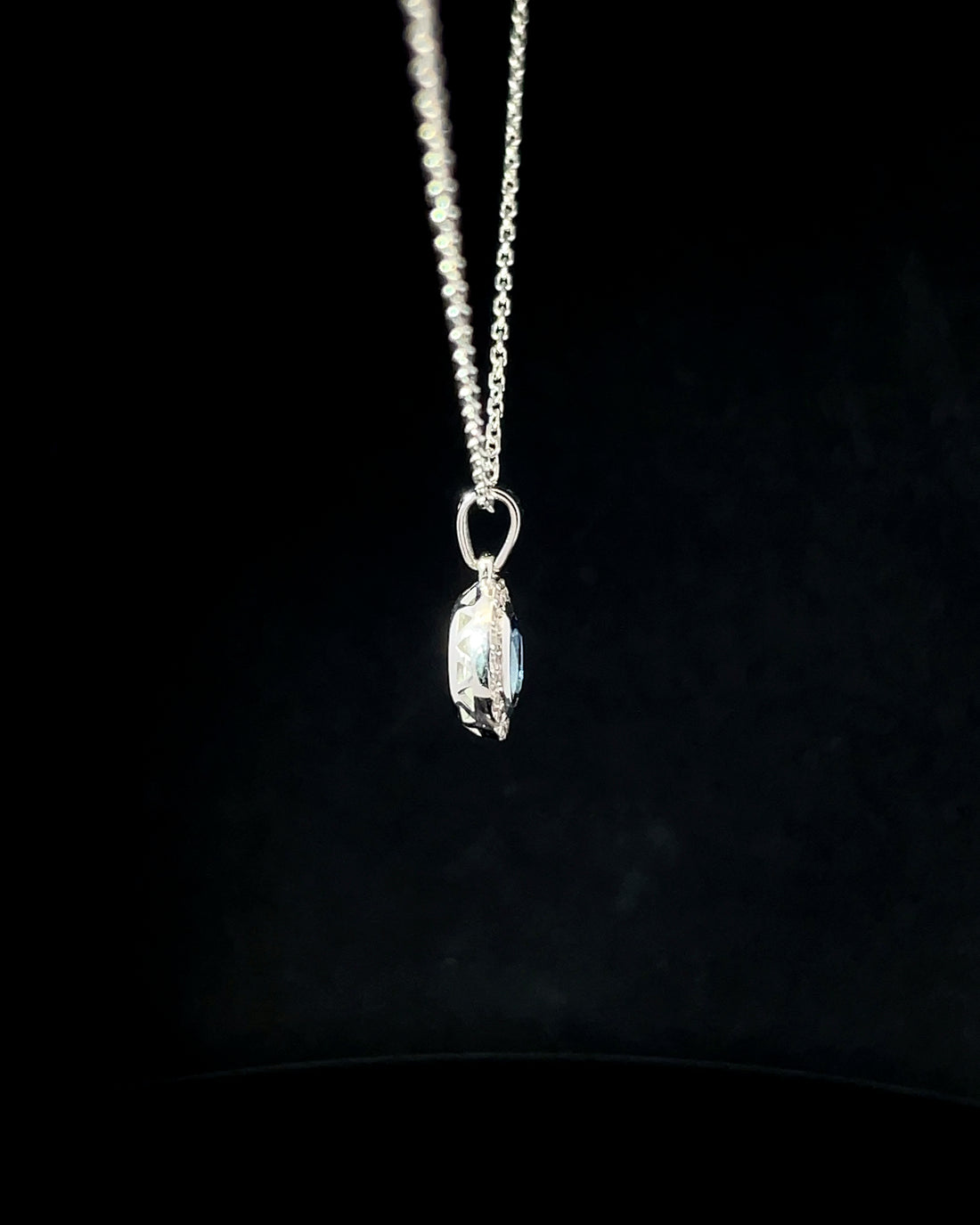 COLLAR DE ORO CON ZAFIRO Y DIAMANTES