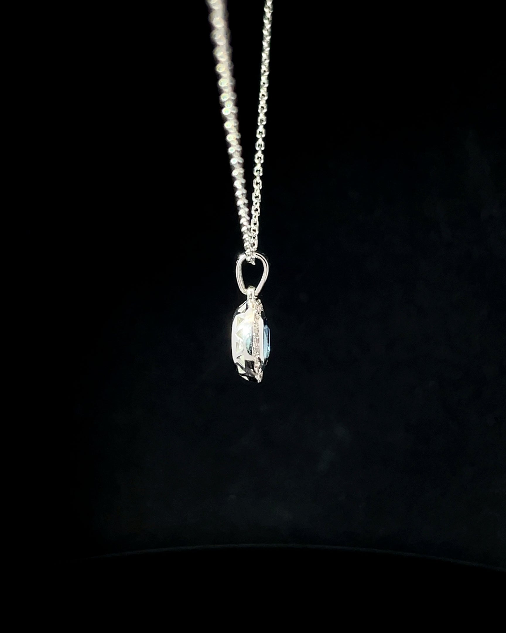 COLLAR DE ORO CON ZAFIRO Y DIAMANTES