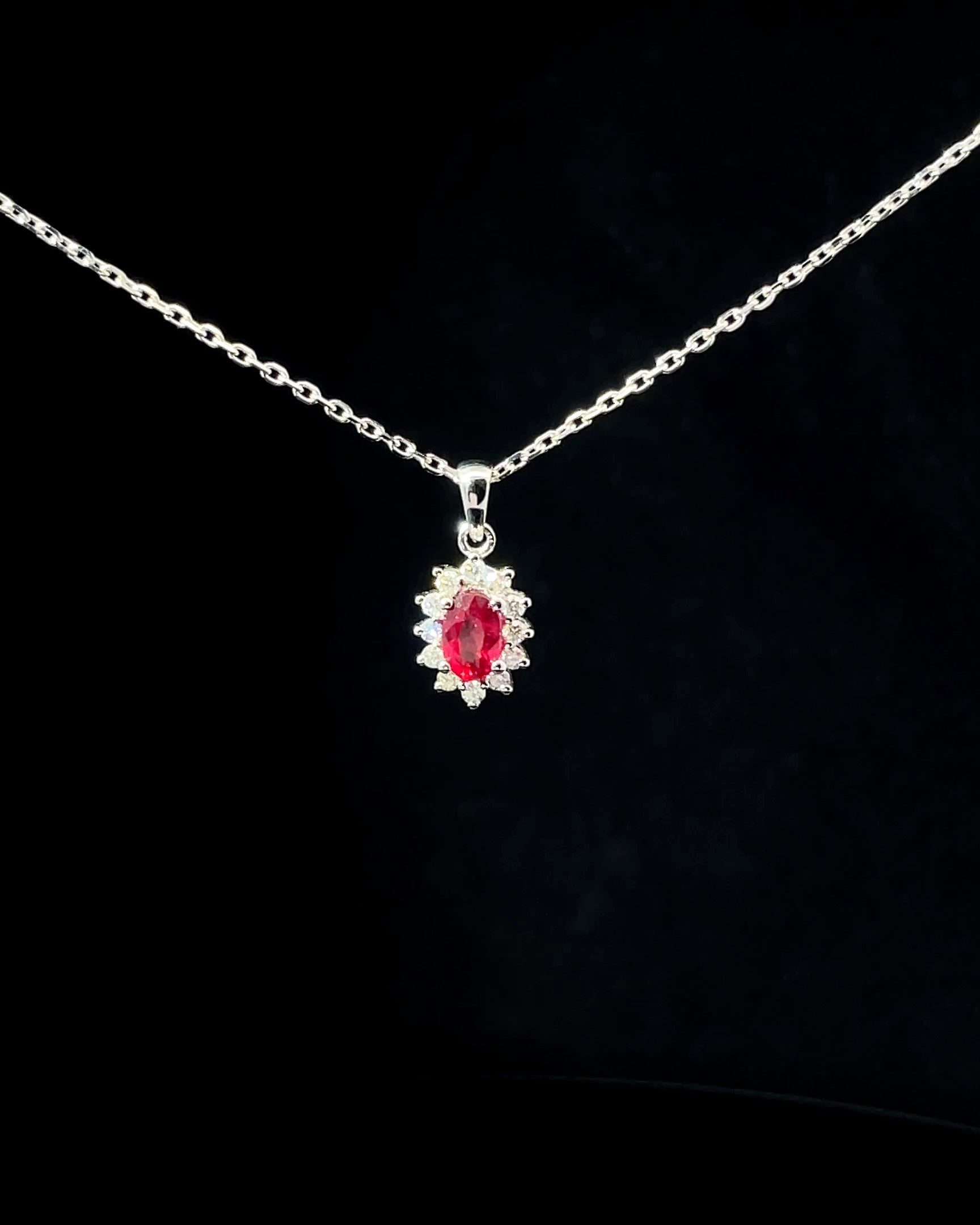 COLLAR DE ORO CON DIAMANTES Y RUBI