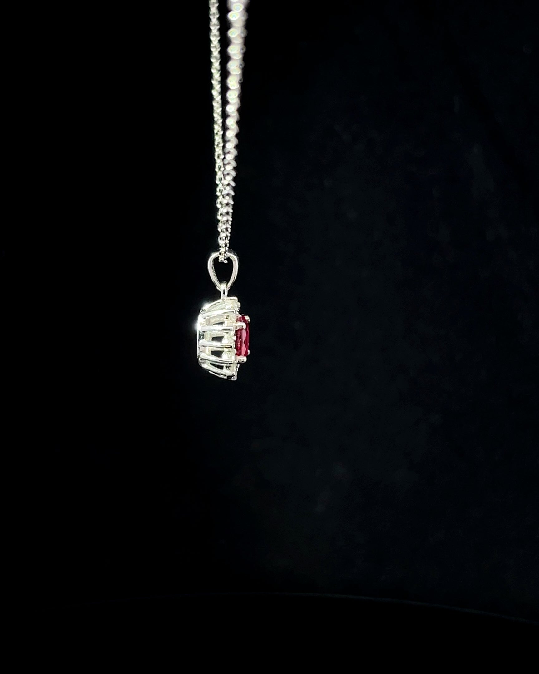 COLLAR DE ORO CON DIAMANTES Y RUBI