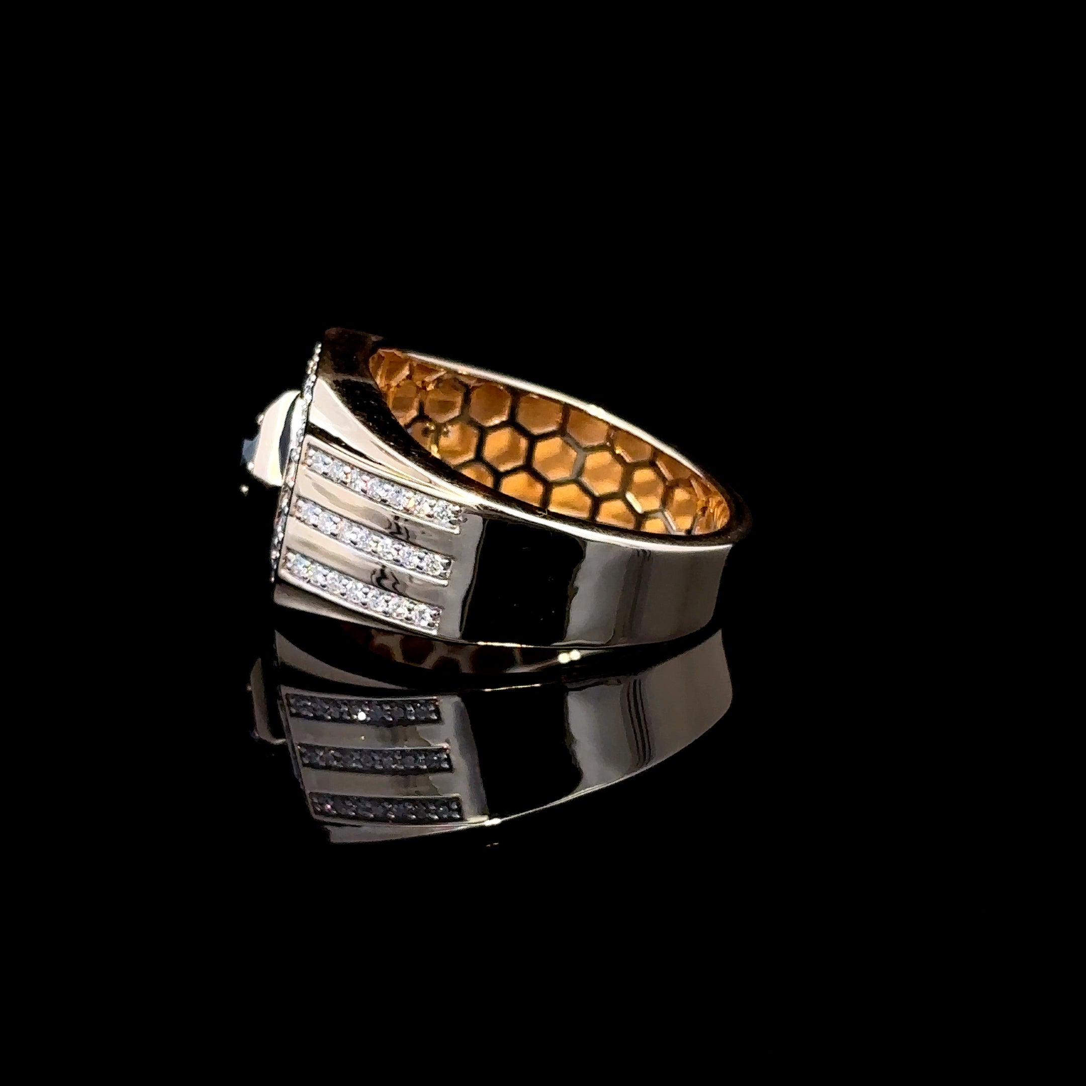 ANILLO DE ORO CON DIAMANTES BLANCOS Y NEGROS