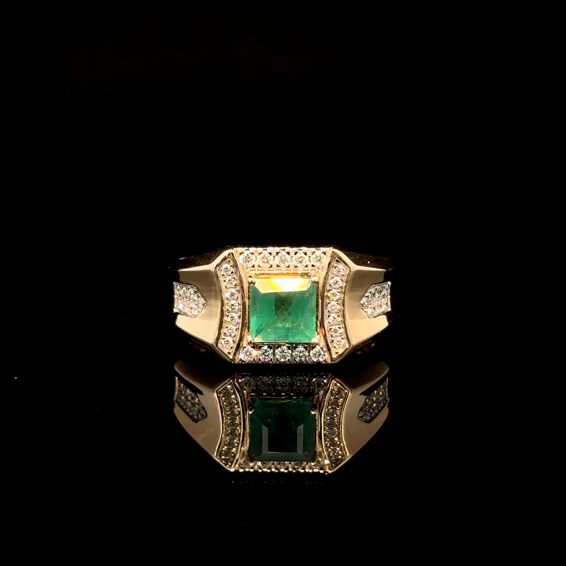 ANILLO DE ORO CON DIAMANTES Y ESMERALDA