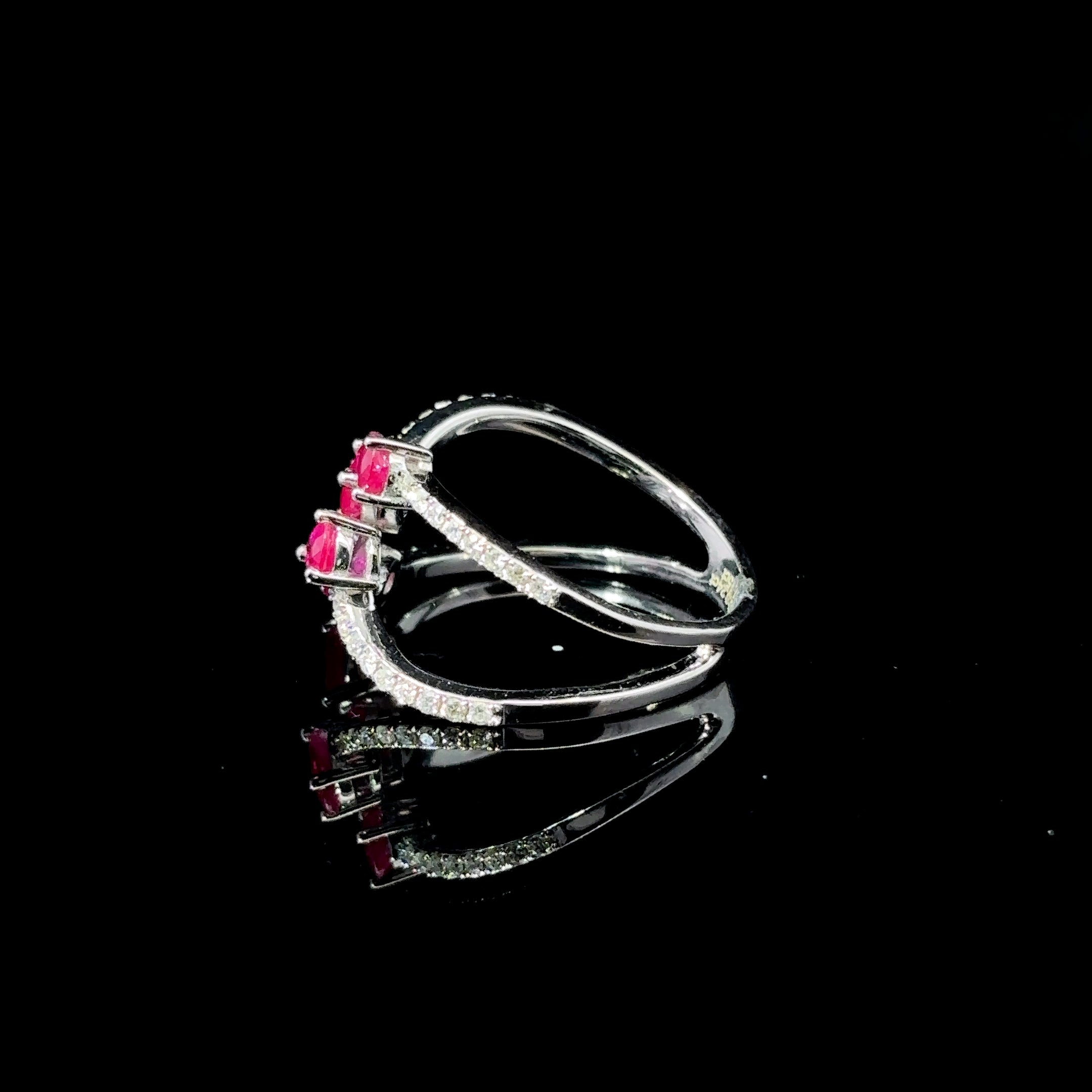 ANILLO DE ORO CON DIAMANTES Y ZAFIRO