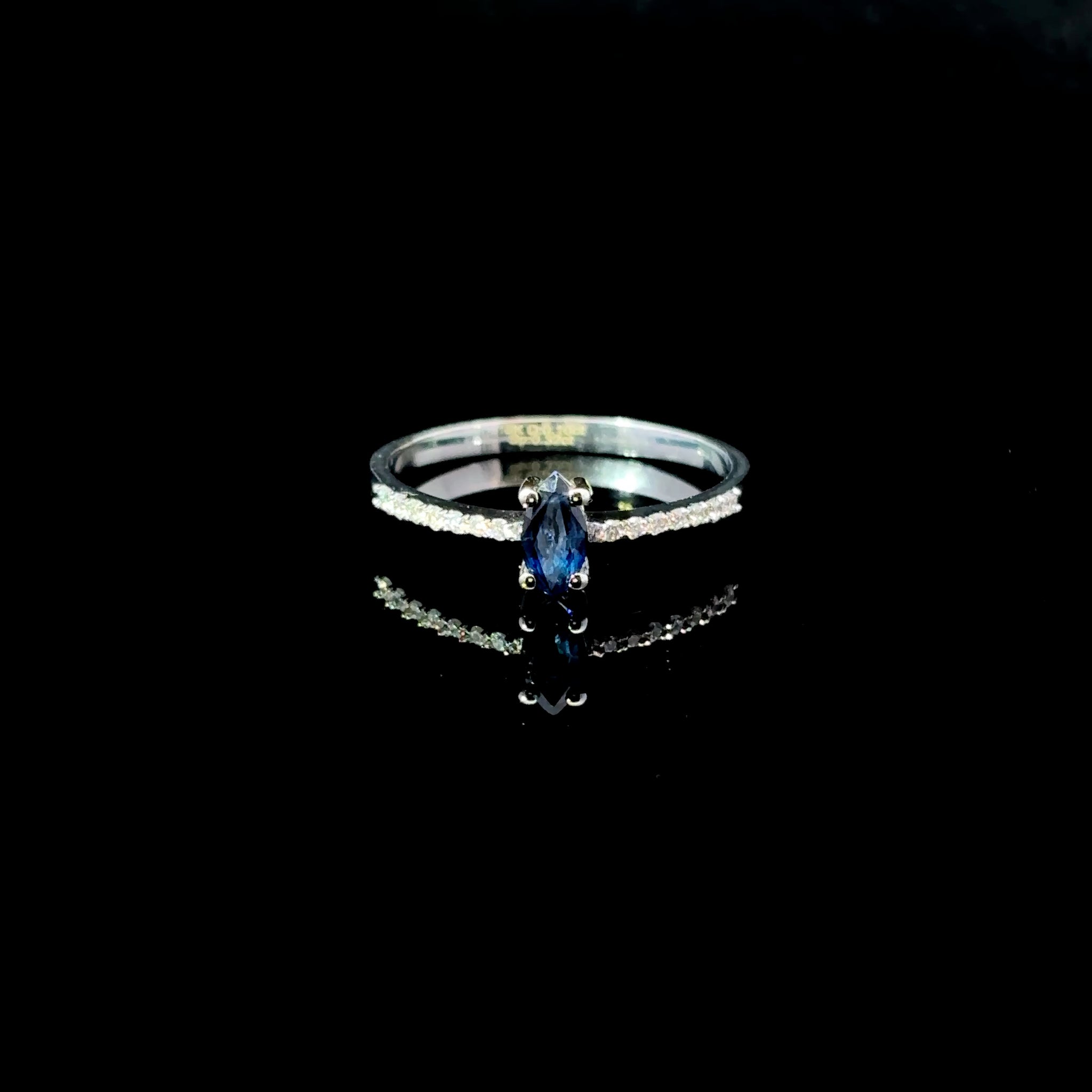 ANILLO DE ORO CON DIAMANTES Y ZAFIRO