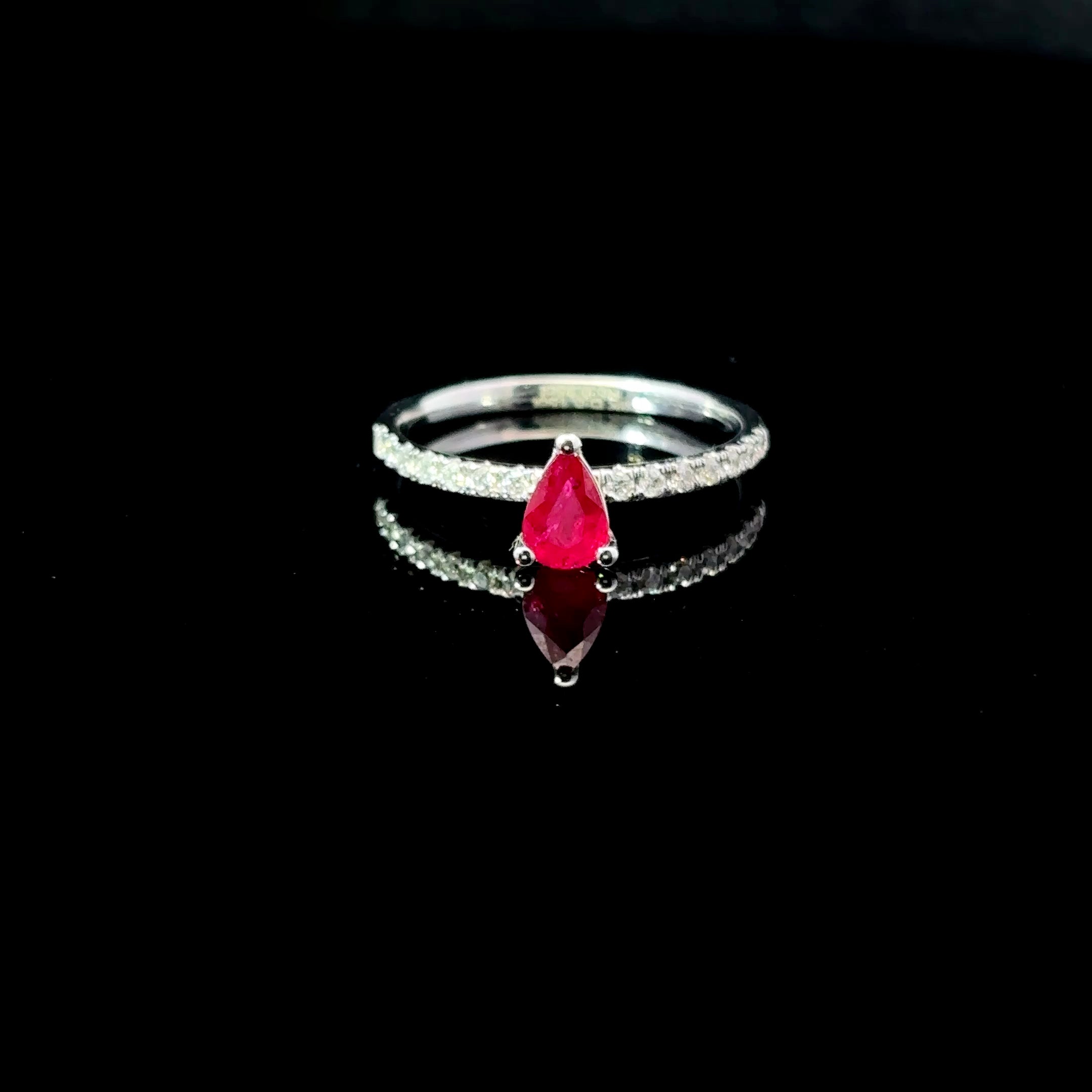 ANILLO DE ORO CON DIAMANTES Y RUBI