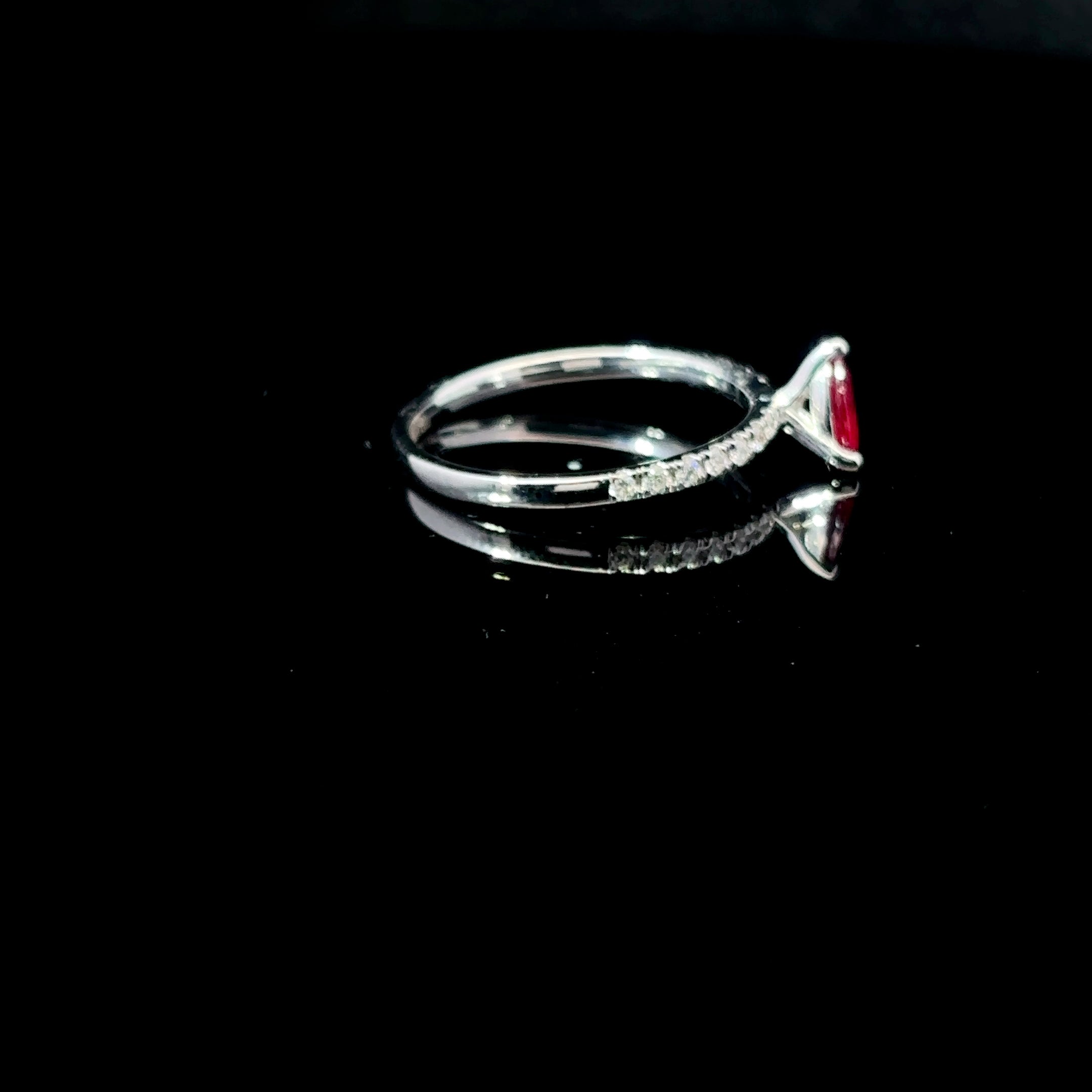 ANILLO DE ORO CON DIAMANTES Y RUBI