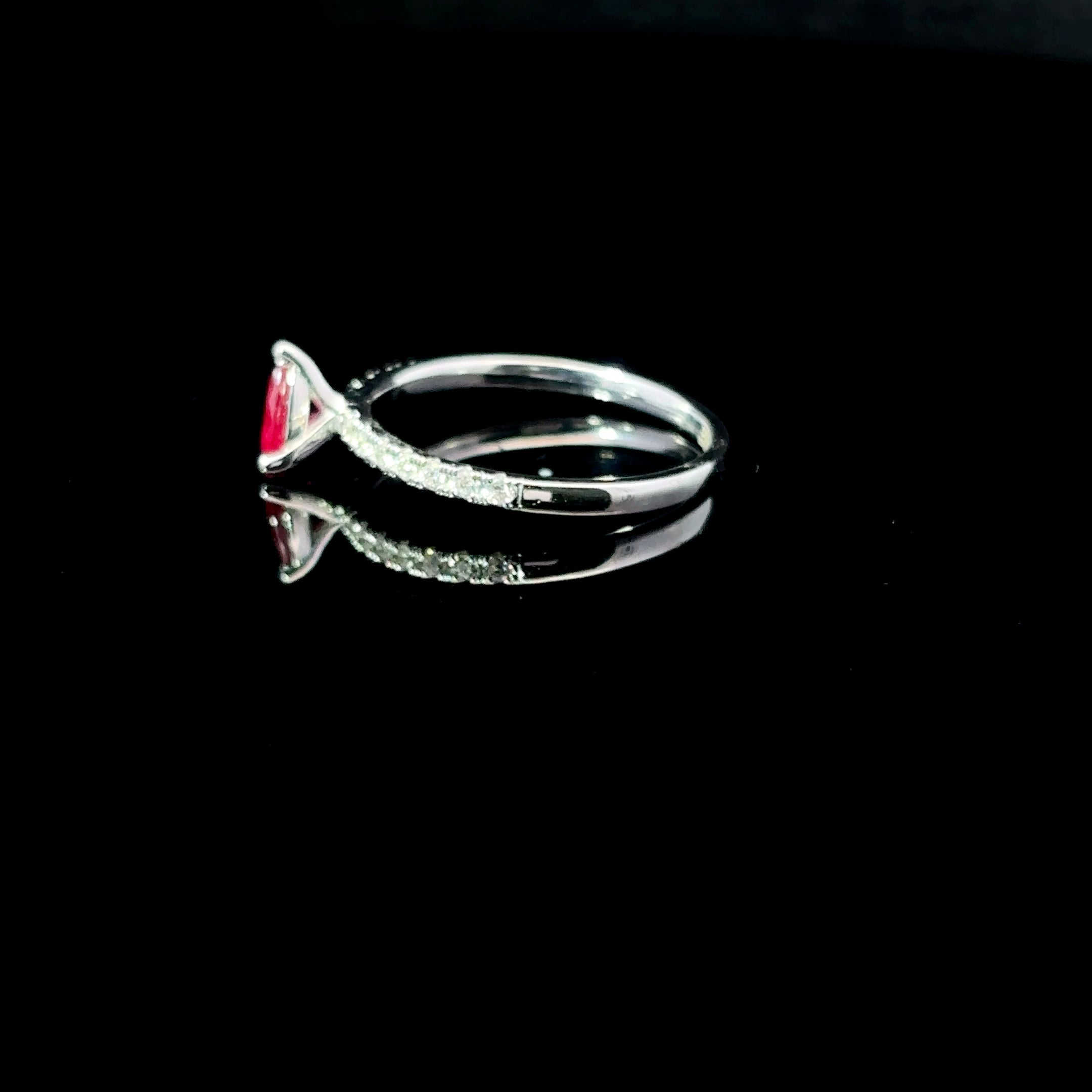 ANILLO DE ORO CON DIAMANTES Y RUBI