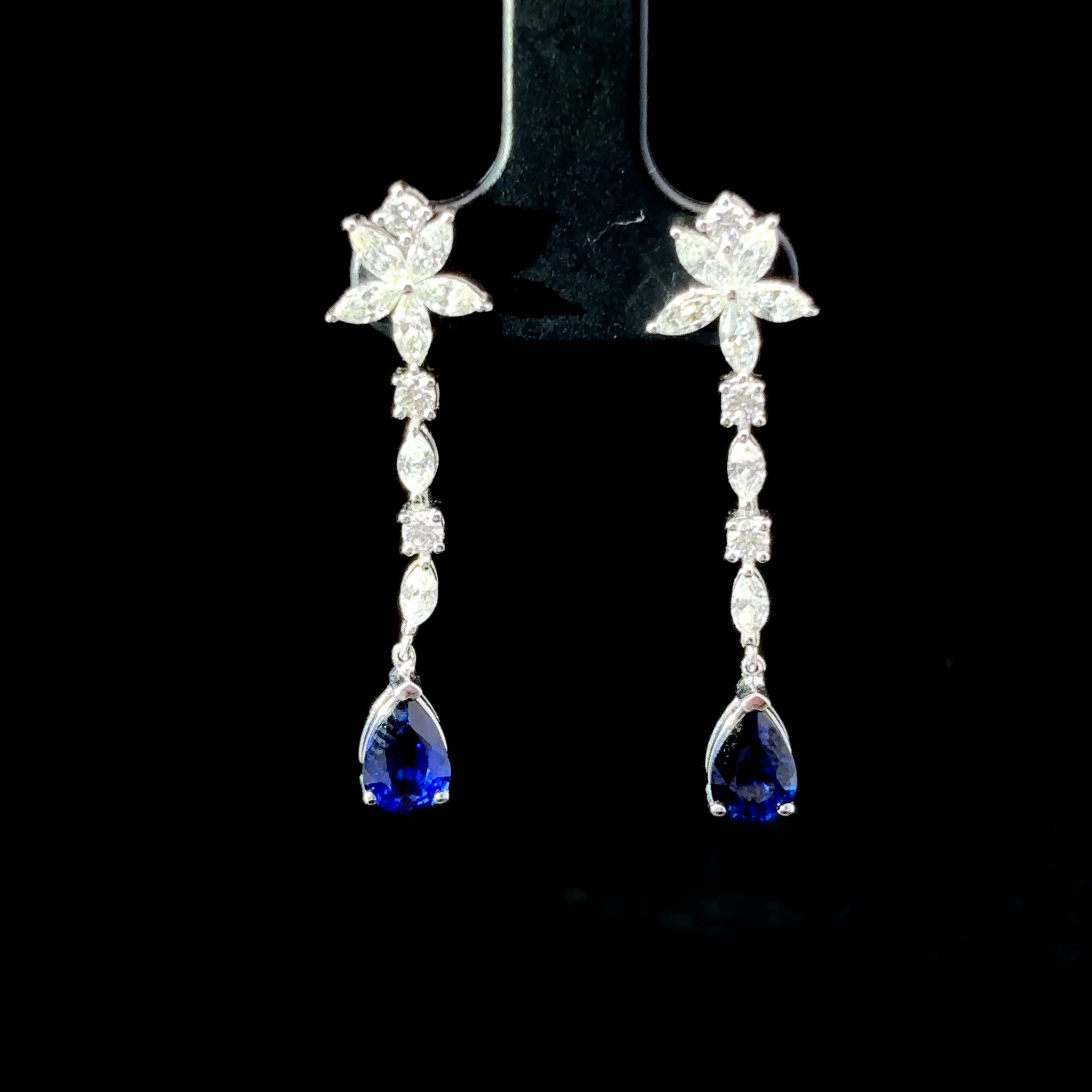 ARETES DE ORO CON DIAMANTES Y ZAFIRO