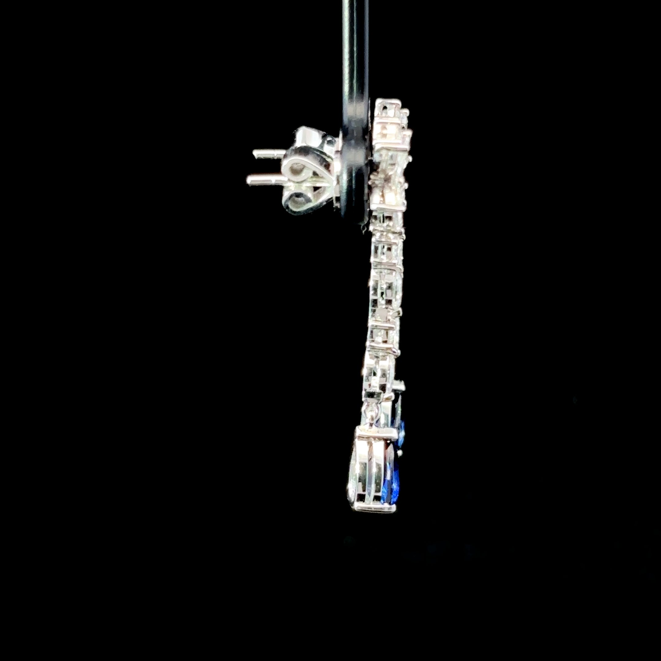 ARETES DE ORO CON DIAMANTES Y ZAFIRO