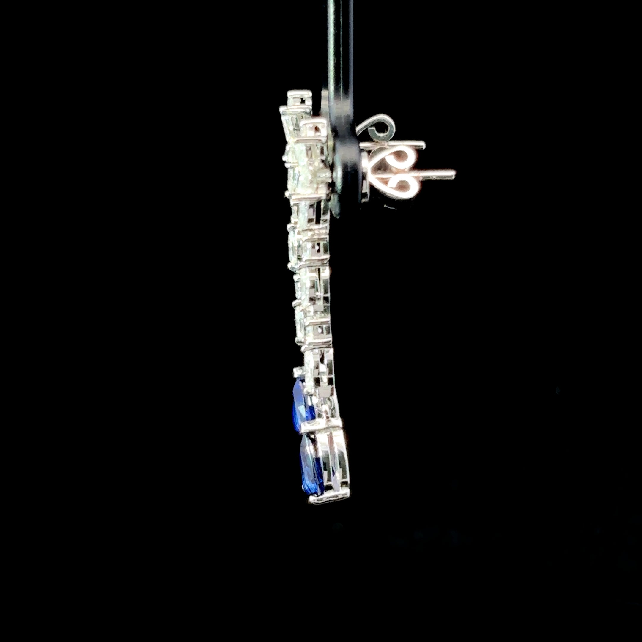 ARETES DE ORO CON DIAMANTES Y ZAFIRO