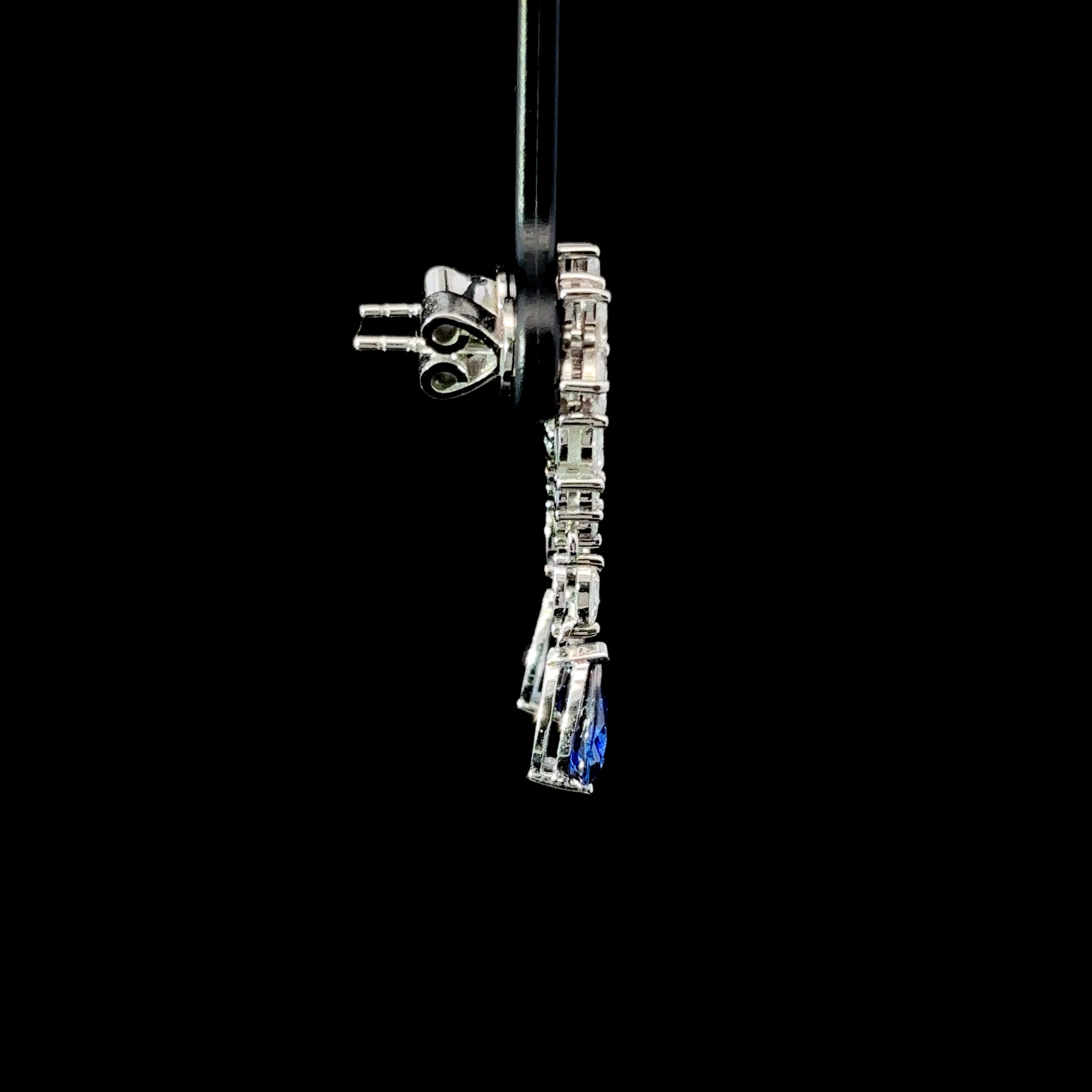 ARETES DE ORO CON DIAMANTES Y ZAFIRO