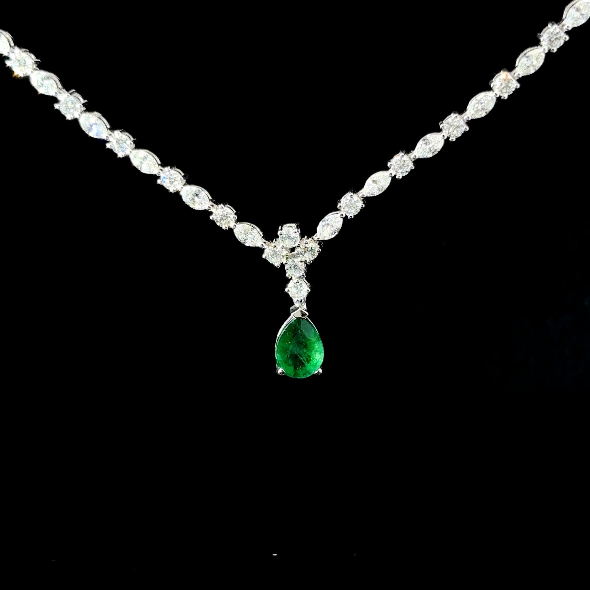 COLLAR DE ORO CON DIAMANTES Y ESMERLADA