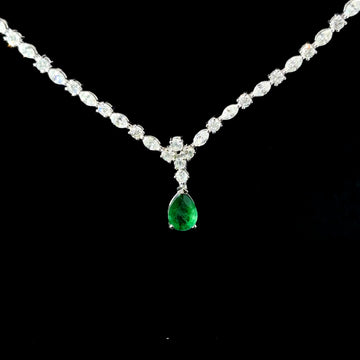 COLLAR DE ORO CON DIAMANTES Y ESMERLADA