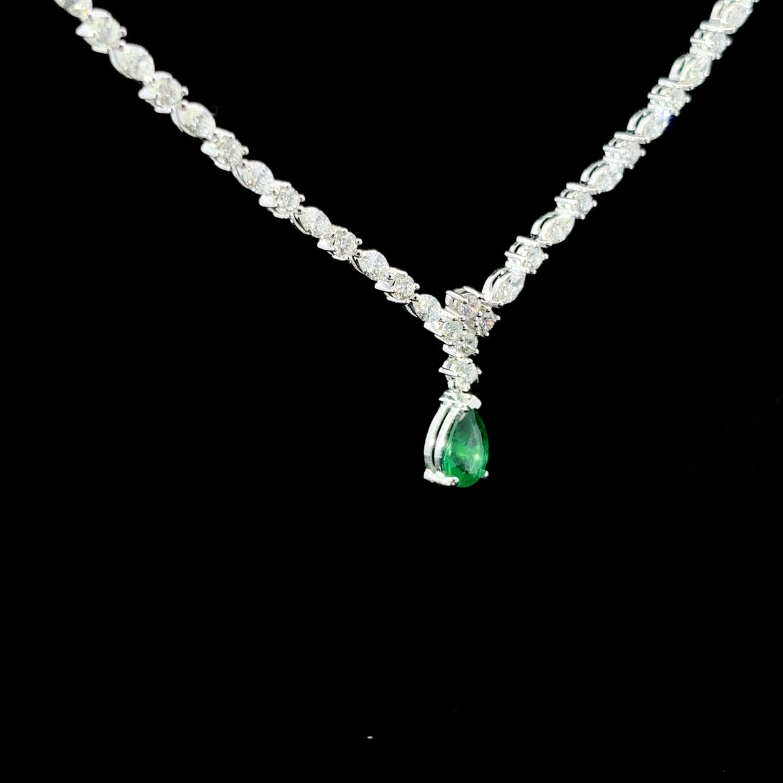 COLLAR DE ORO CON DIAMANTES Y ESMERLADA