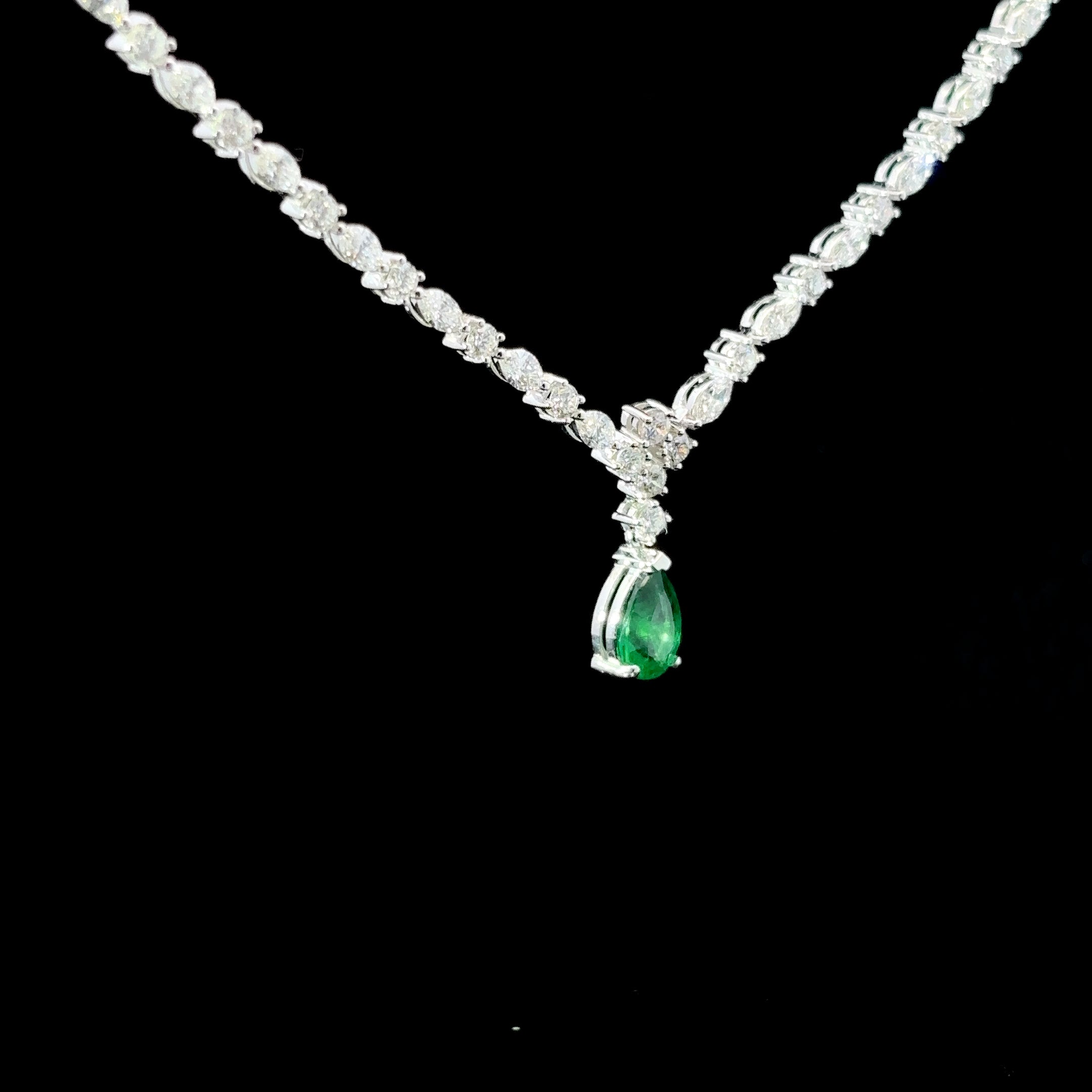 COLLAR DE ORO CON DIAMANTES Y ESMERLADA