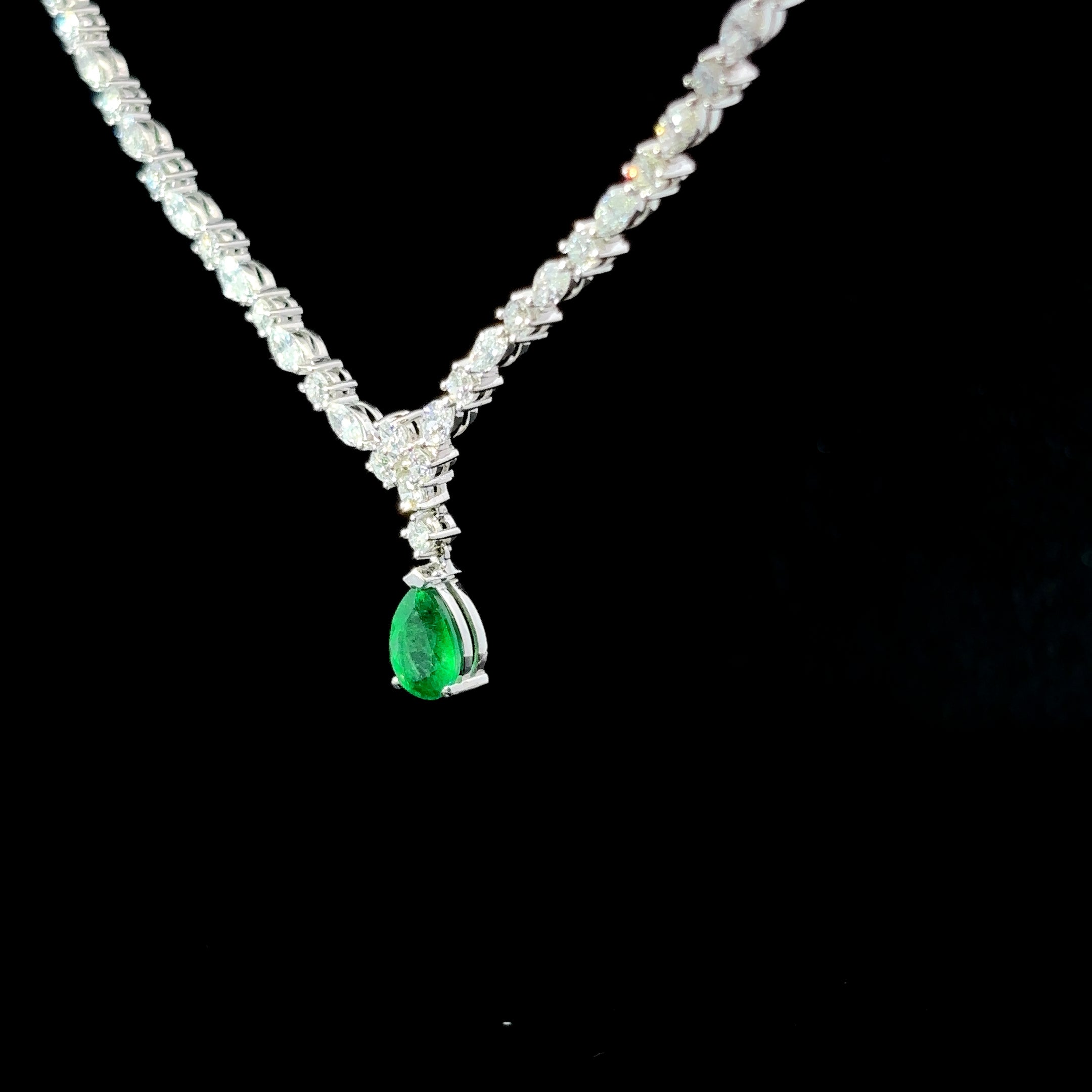 COLLAR DE ORO CON DIAMANTES Y ESMERLADA