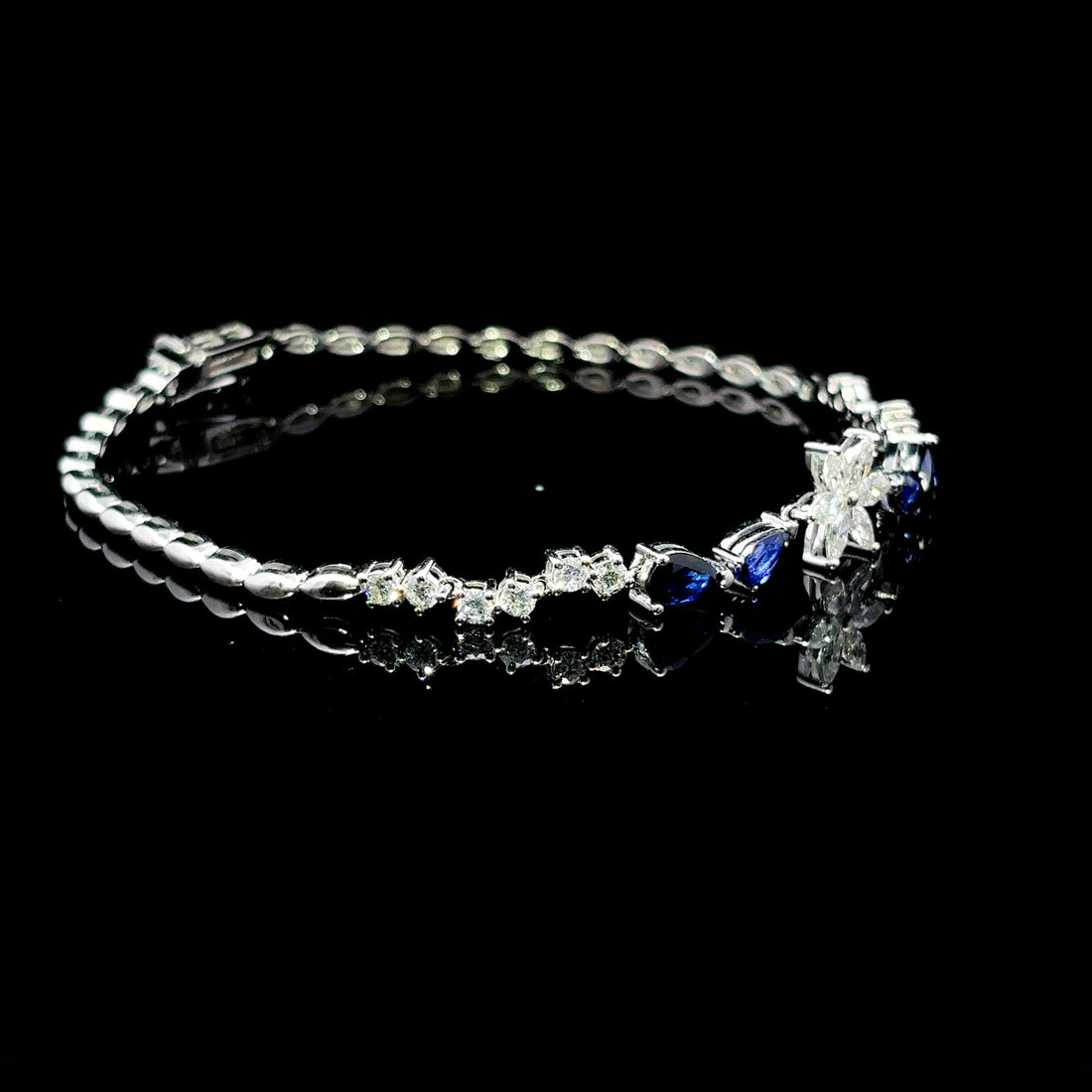 PULSERA DE ORO CON DIAMANTES Y ZAFIRO