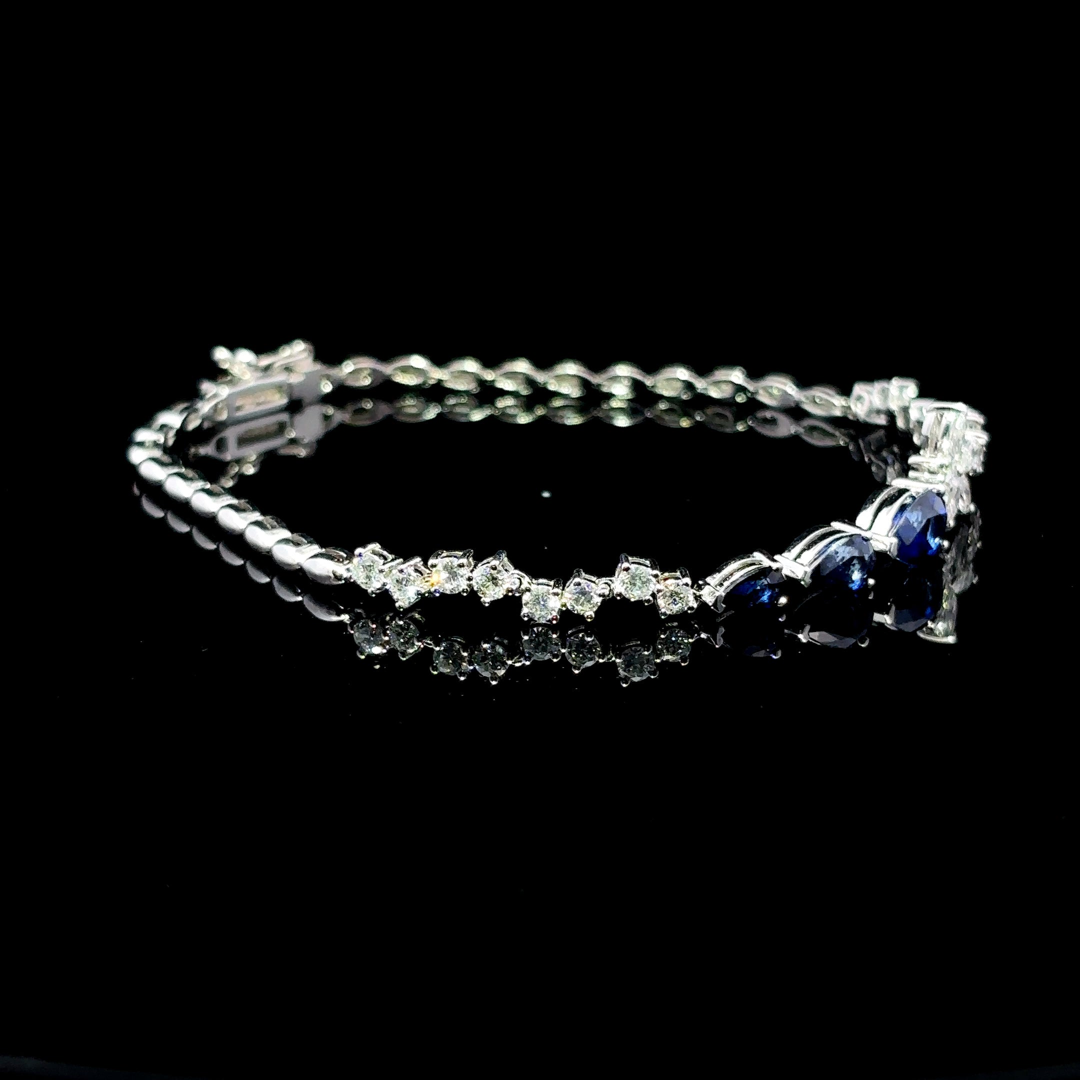 PULSERA DE ORO CON DIAMANTES Y ZAFIRO