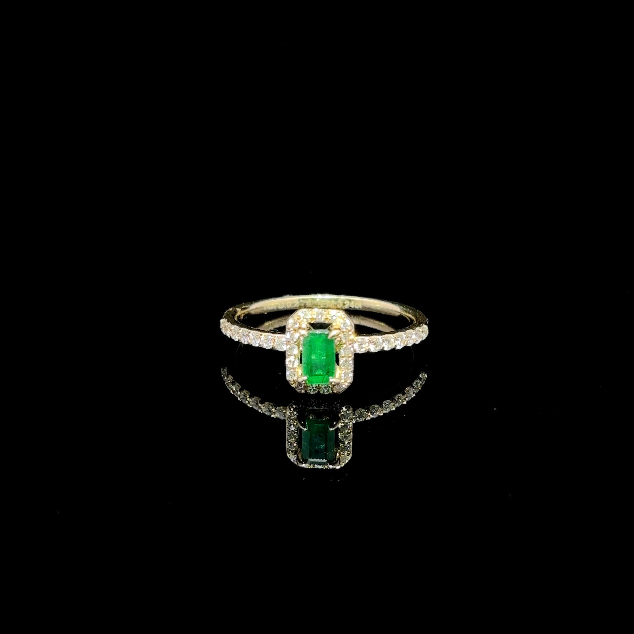 ANILLO DE ORO CON DIAMANTES Y ESMERALDA