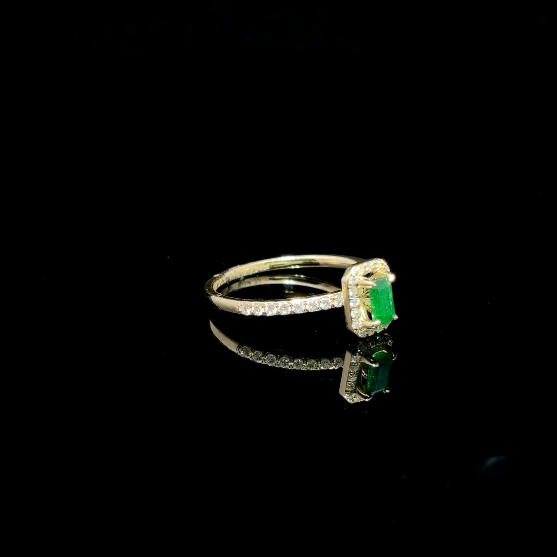 ANILLO DE ORO CON DIAMANTES Y ESMERALDA