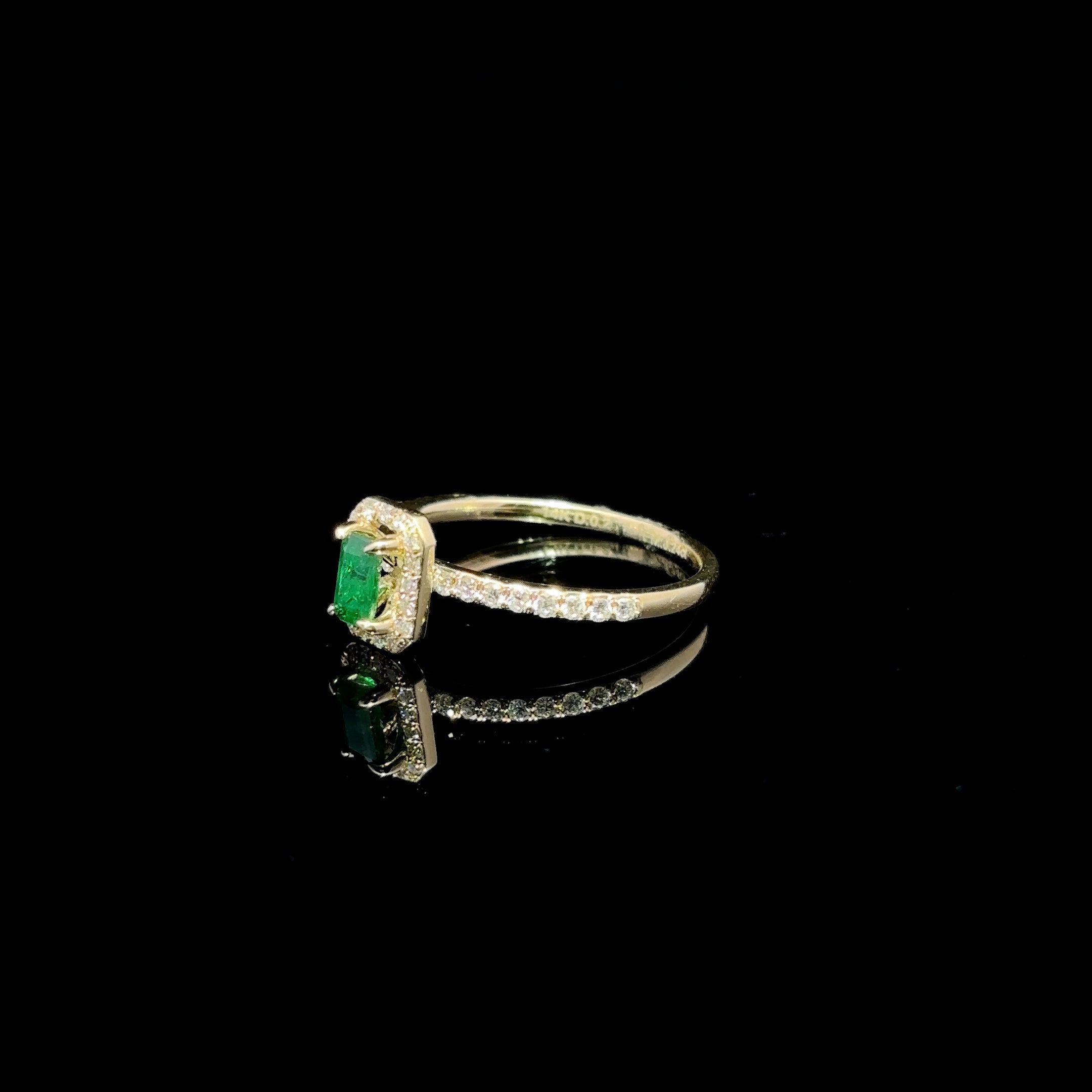 ANILLO DE ORO CON DIAMANTES Y ESMERALDA
