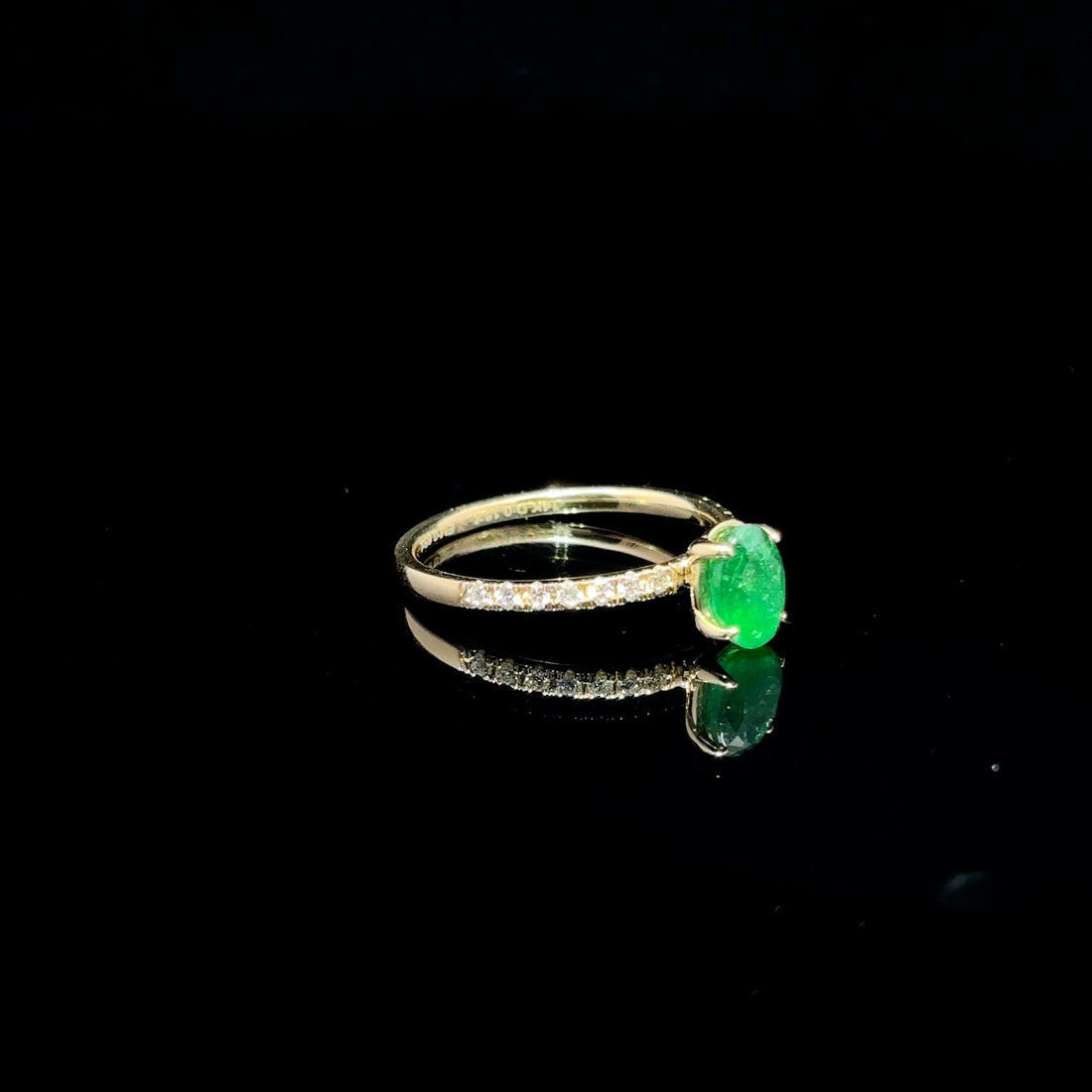 ANILLO DE ORO CON DIAMANTES Y ESMERALDA