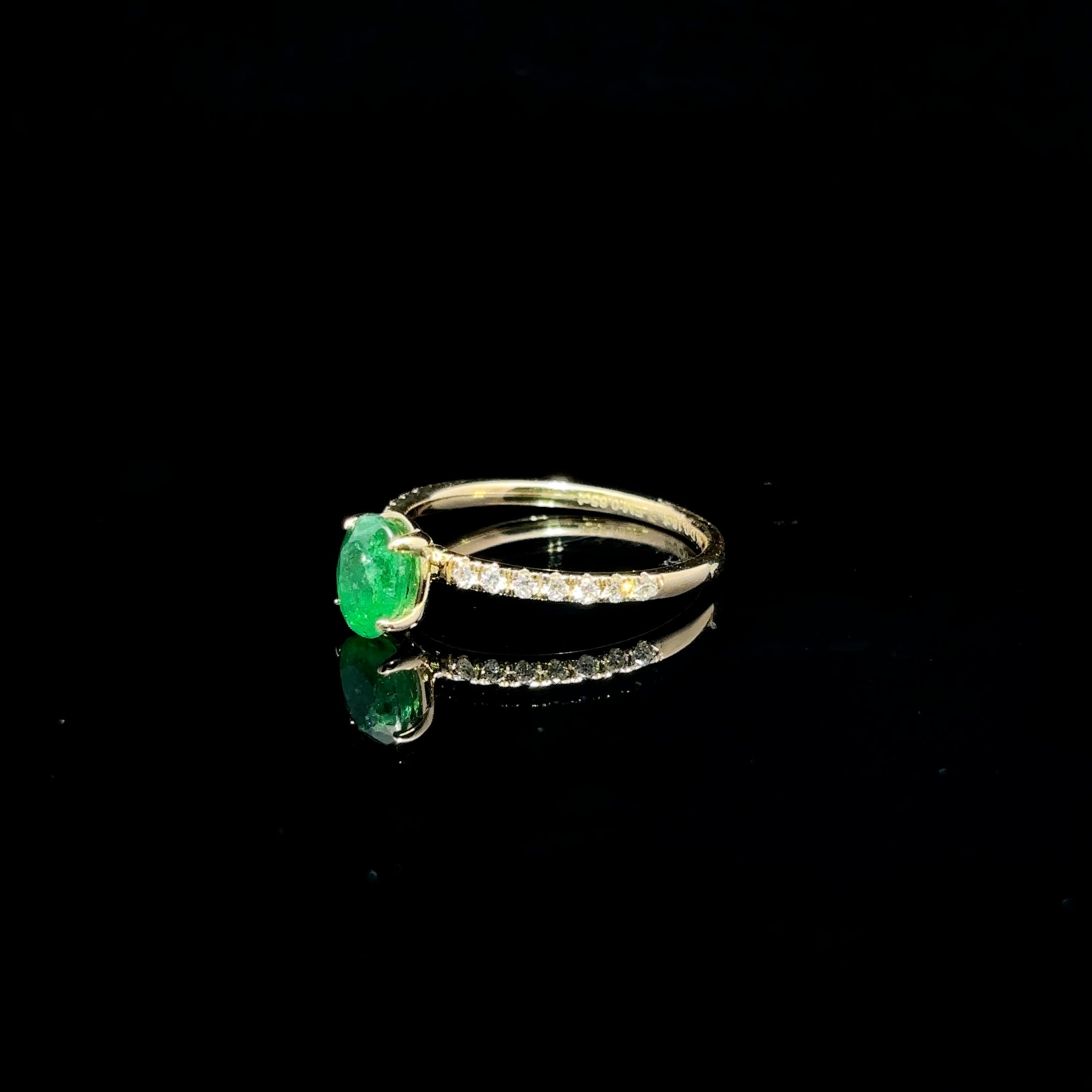 ANILLO DE ORO CON DIAMANTES Y ESMERALDA