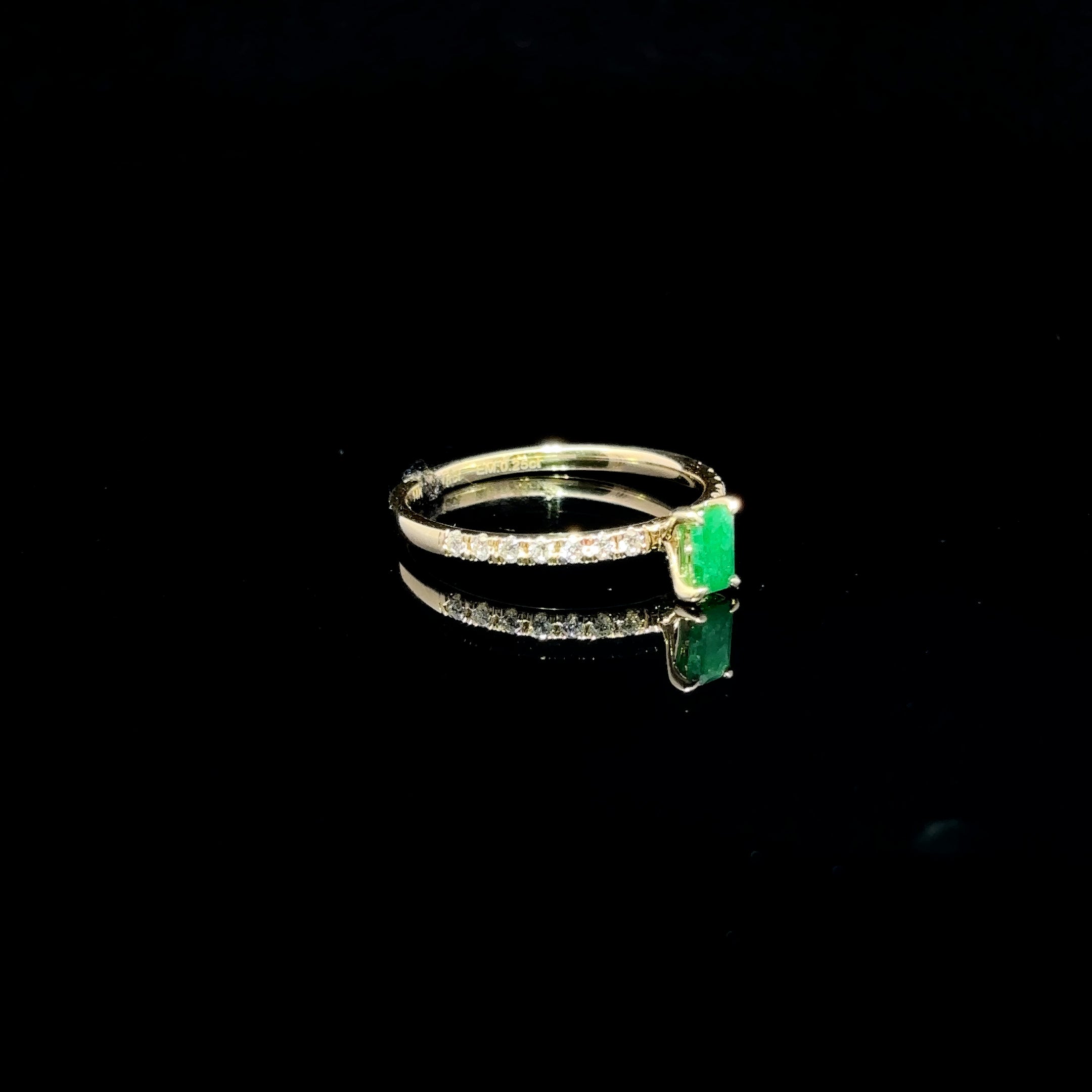 ANILLO DE ORO CON DIAMANTES Y ESMERALDA