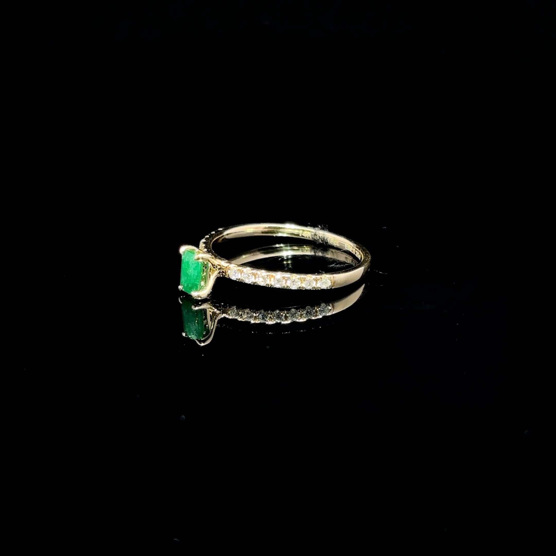 ANILLO DE ORO CON DIAMANTES Y ESMERALDA
