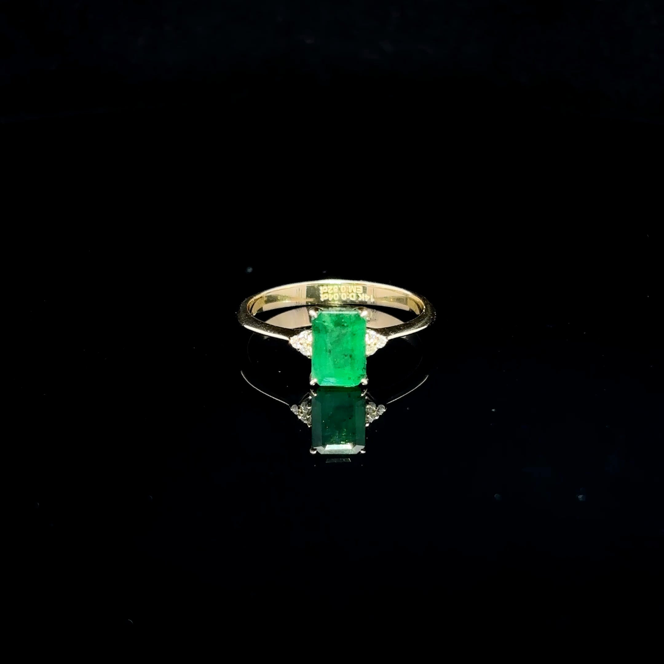 ANILLO DE ORO CON DIAMANTES Y ESMERALDA